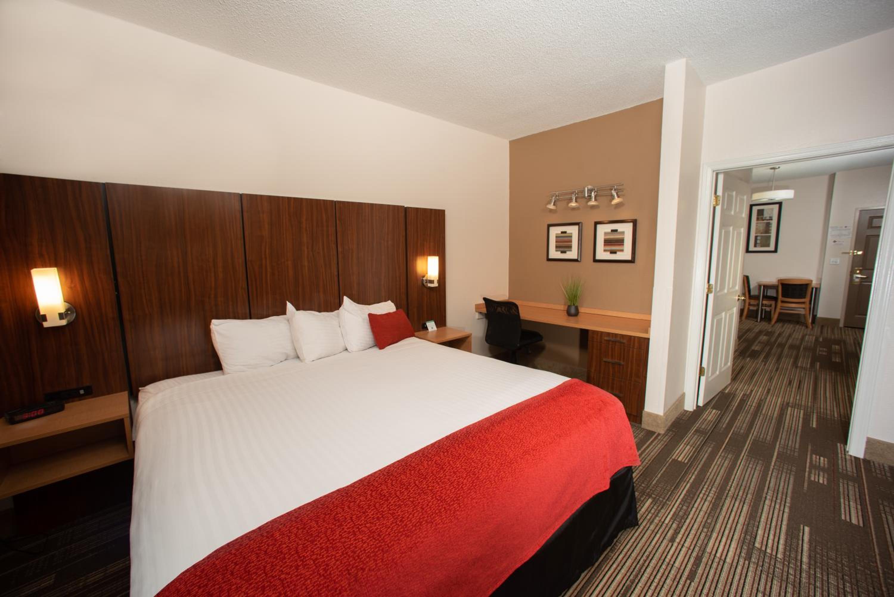 One-Bedroom Suite - Photo 6