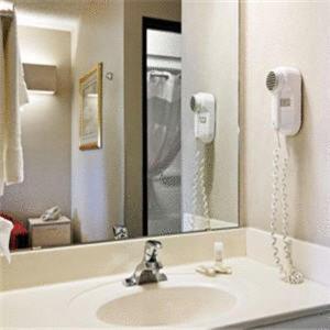 1 King Bed, Mobility/Hearing Accessible Suite, Bathtub w/ Grab Bars, Non-Smoking Unassigned photo 2
