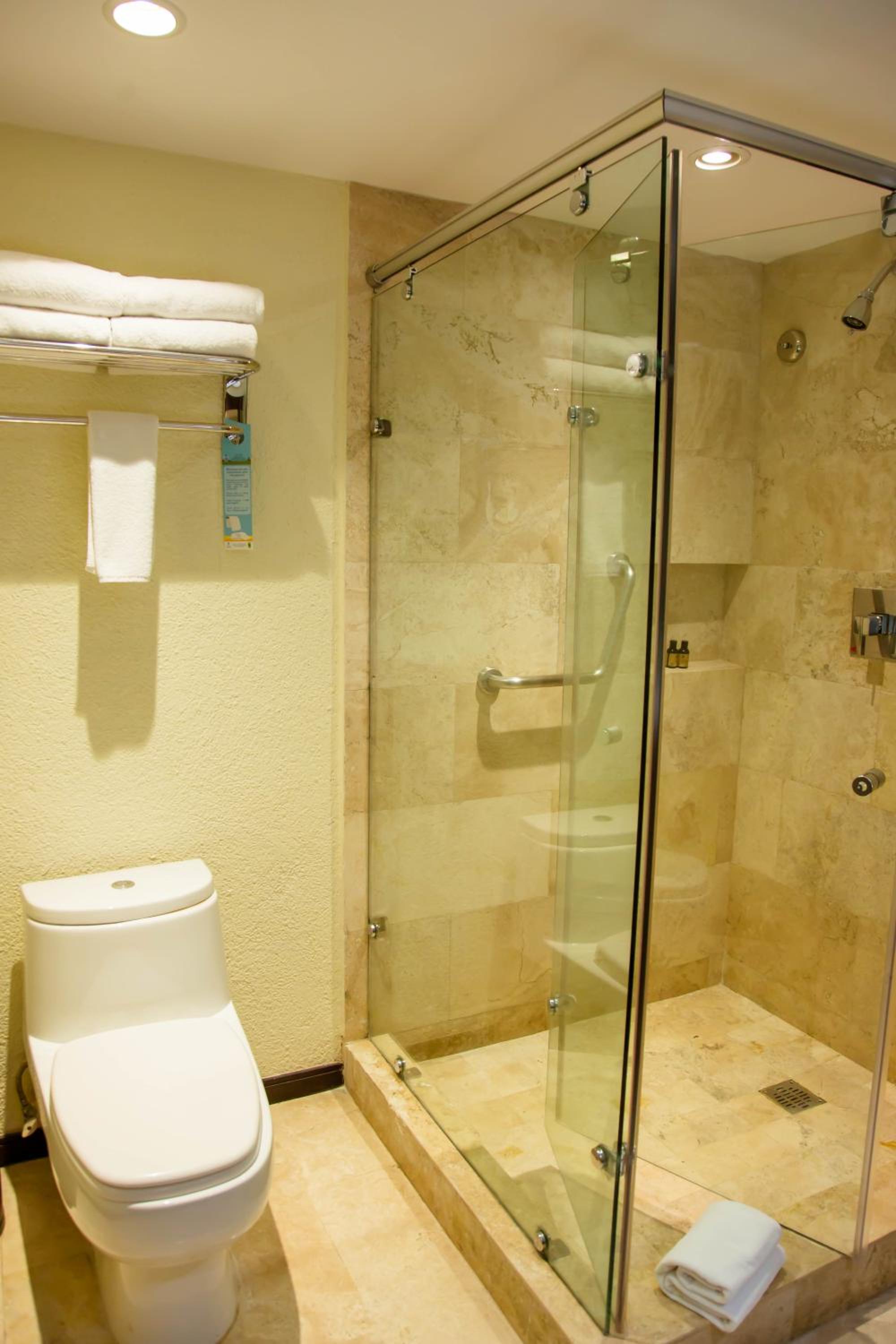 One-Bedroom Suite thumbnail 6