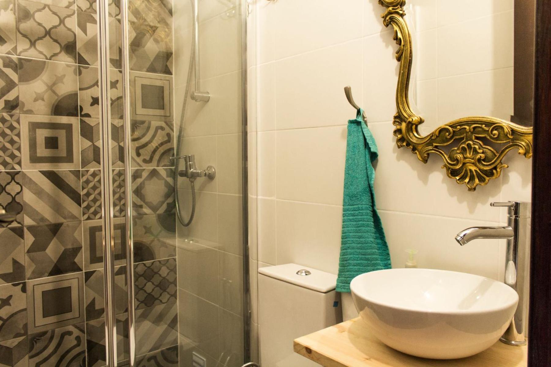 Budget Double Room - Photo 6