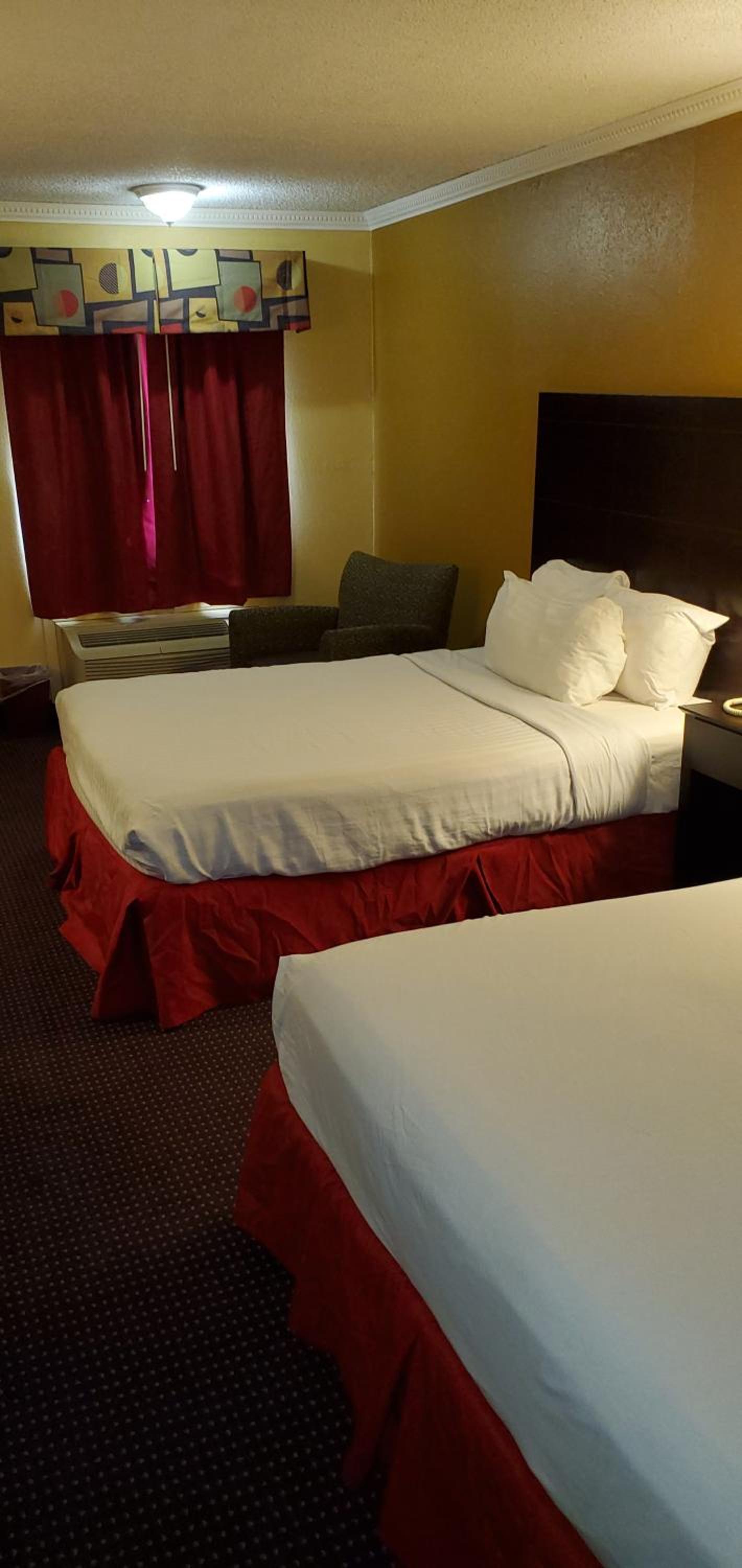 Queen Room With Two Queen Beds photo 3
