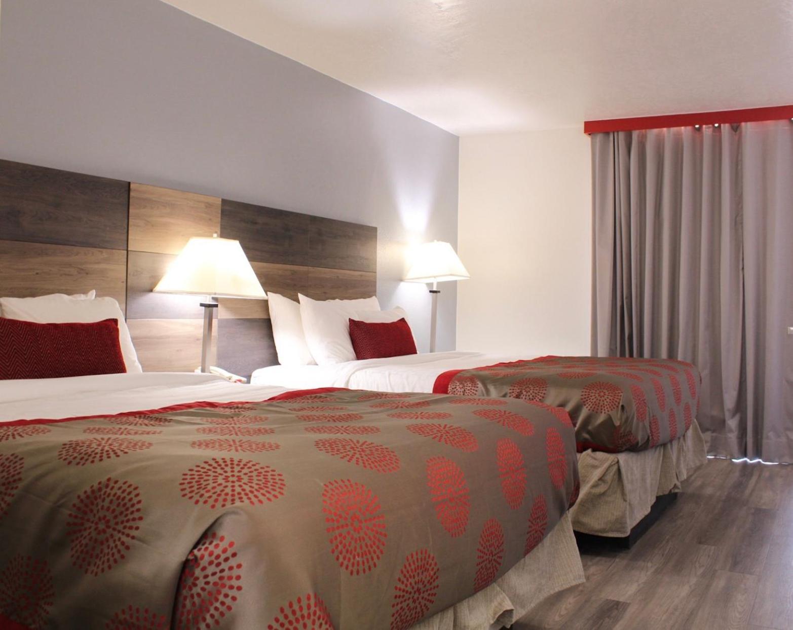 Queen Room with Two Queen Beds - Non-Smoking - Photo 9