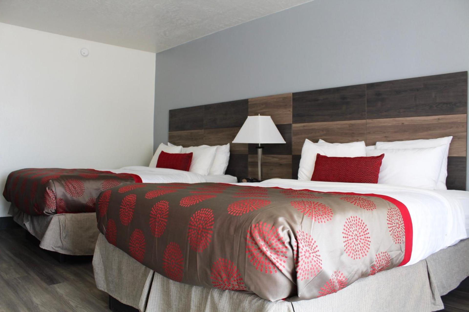 Queen Room with Two Queen Beds - Non-Smoking - Photo 6