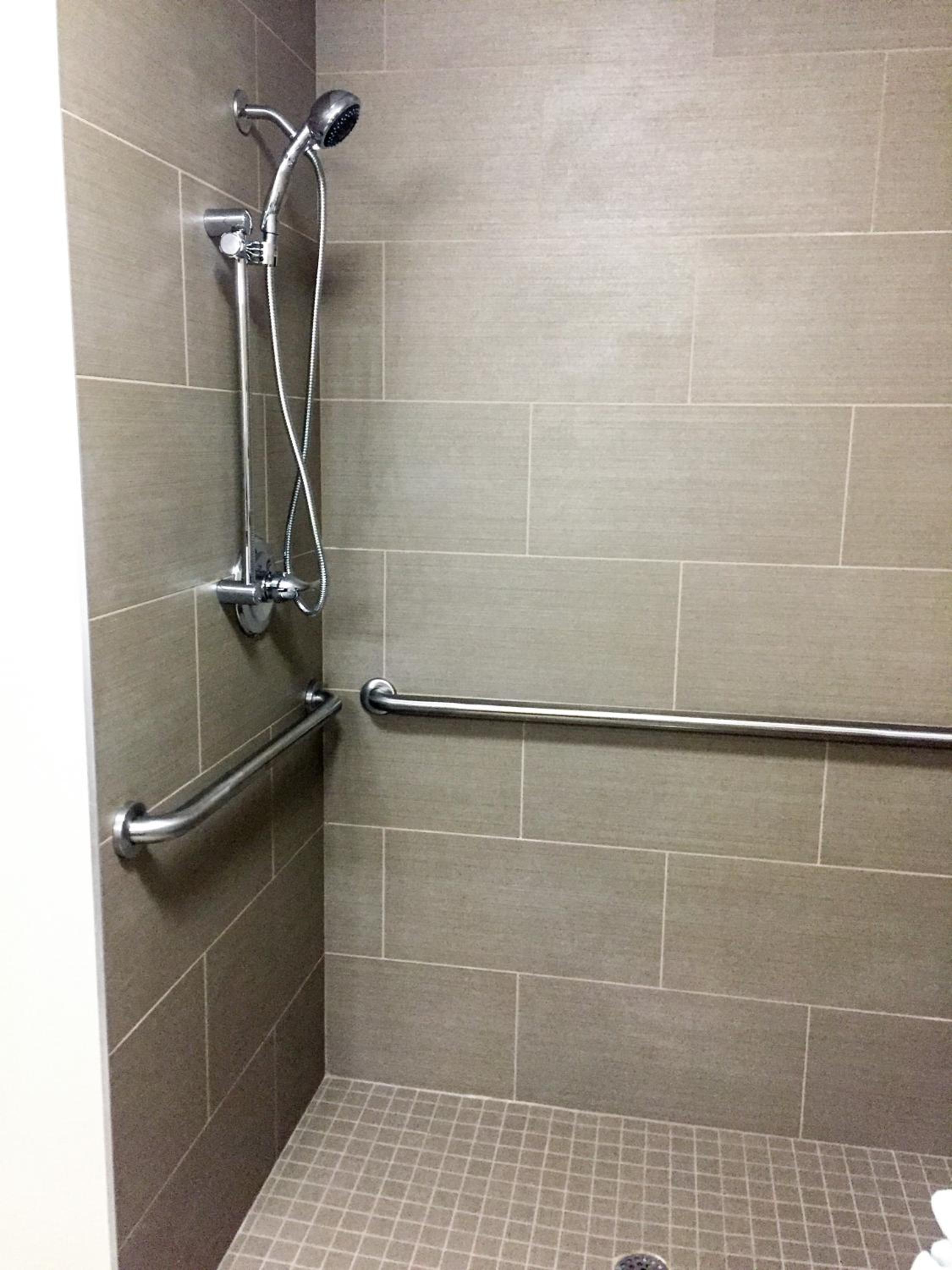 King Suite - Disability Access/Non-Smoking - Photo 5