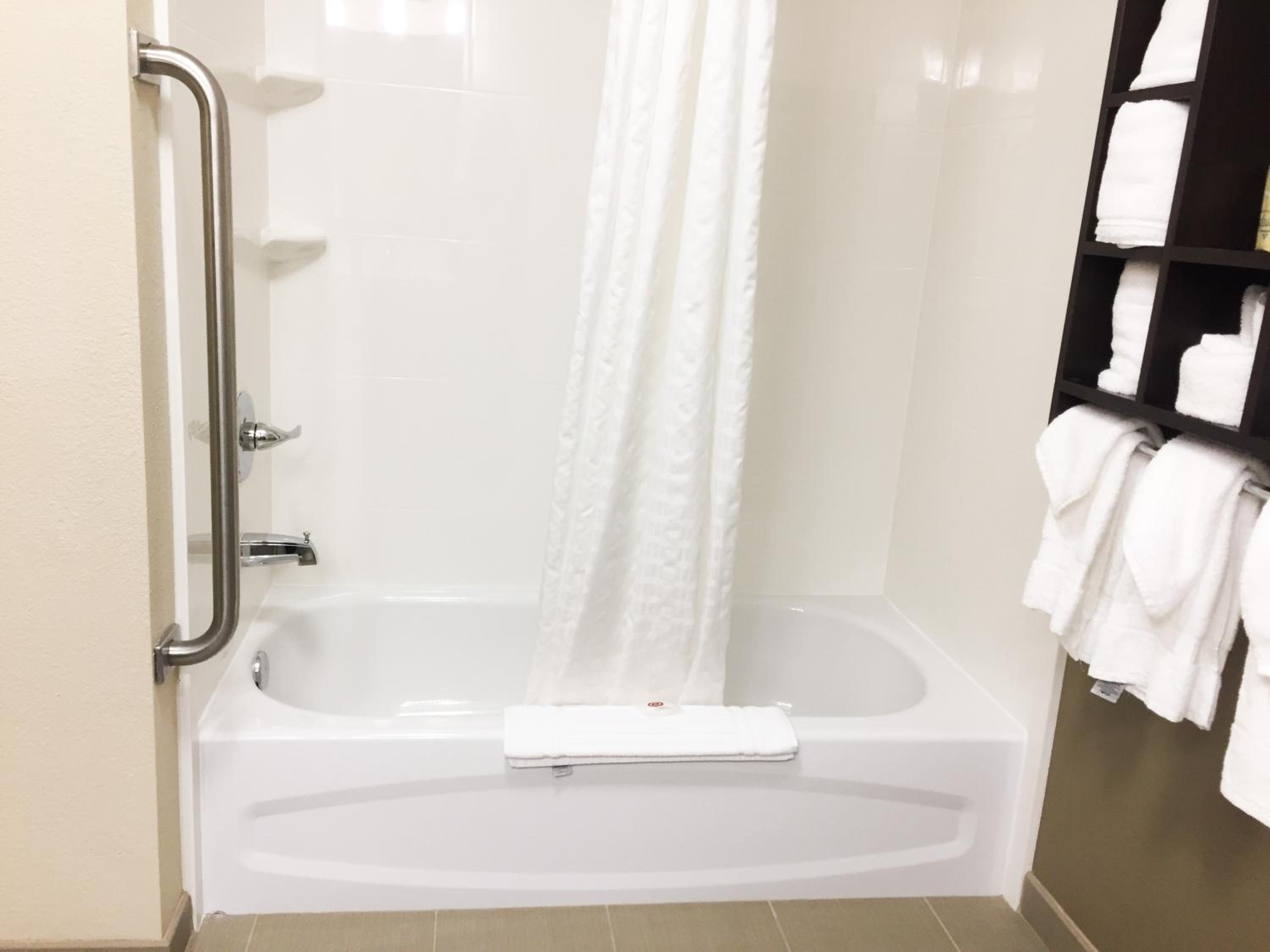 King Suite with Tub - Disability Access/Non-Smoking - Photo 4