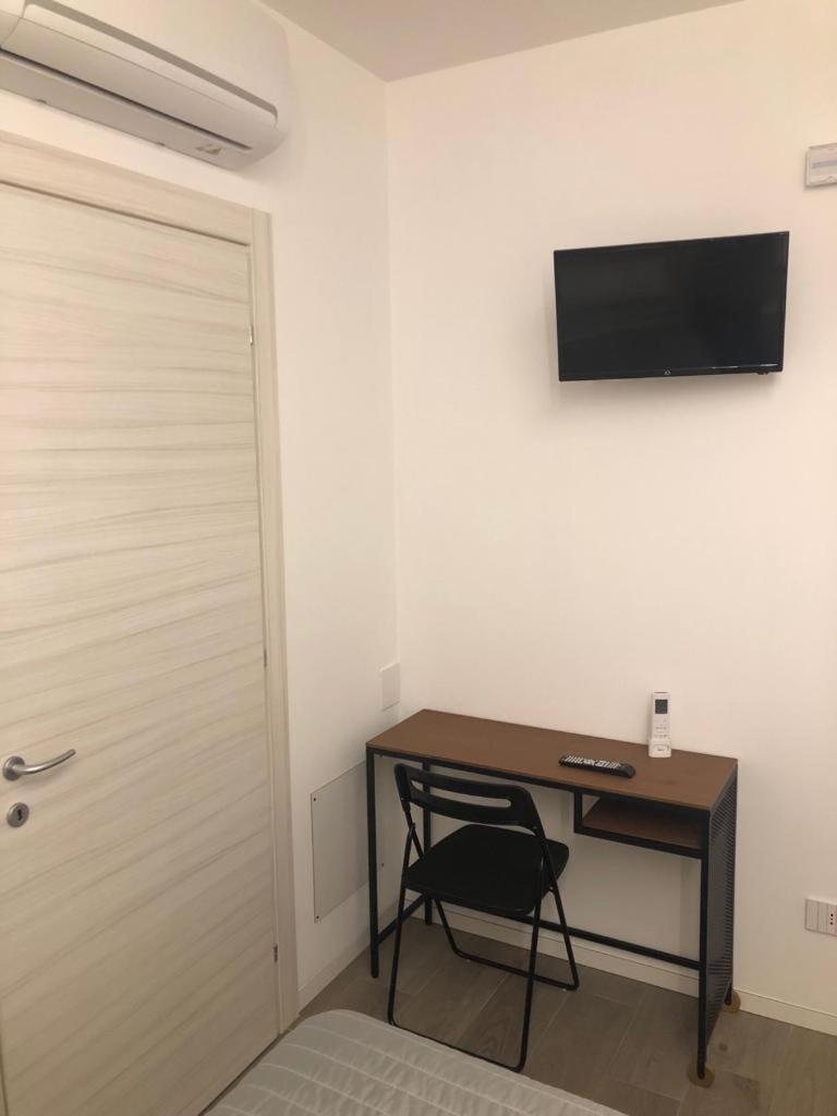 Double or Twin Room with Private Bathroom - Photo 13