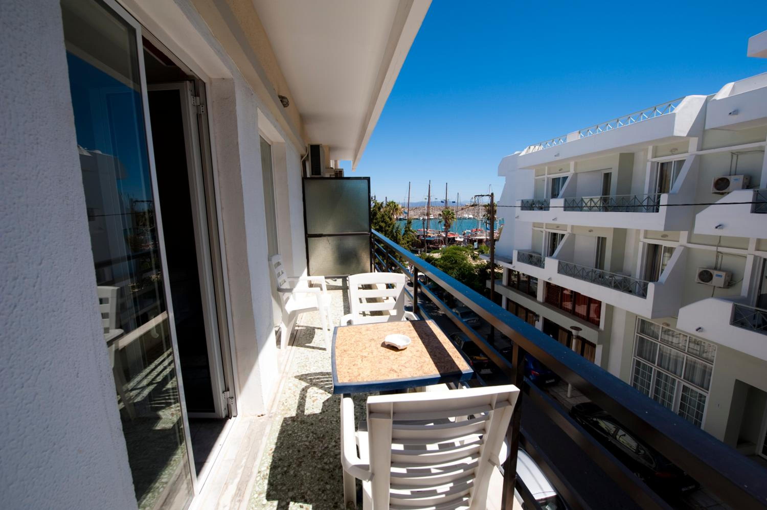 Double Room with Balcony and Sea View photo 3