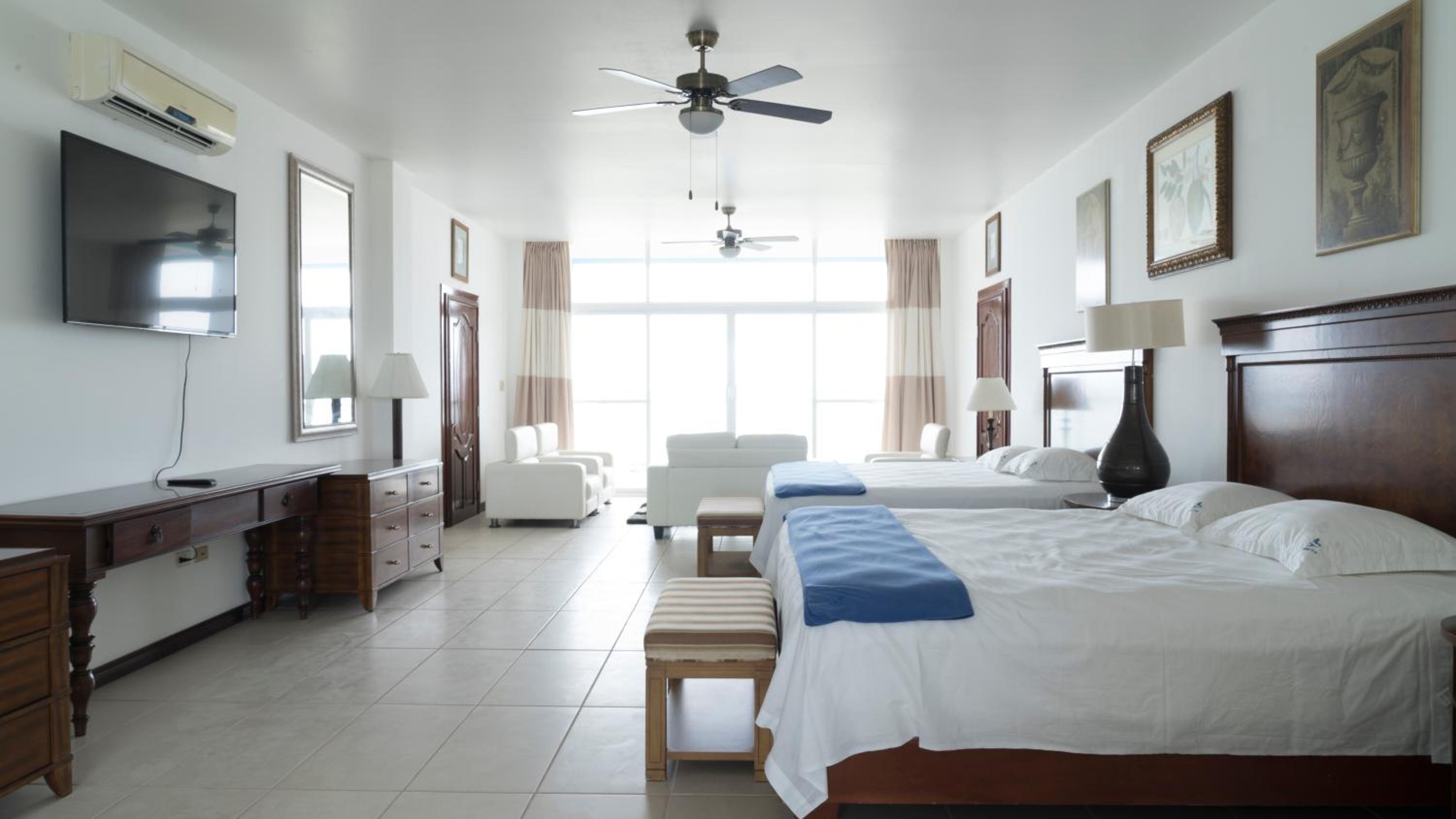 Deluxe Suite with Sea View photo 1