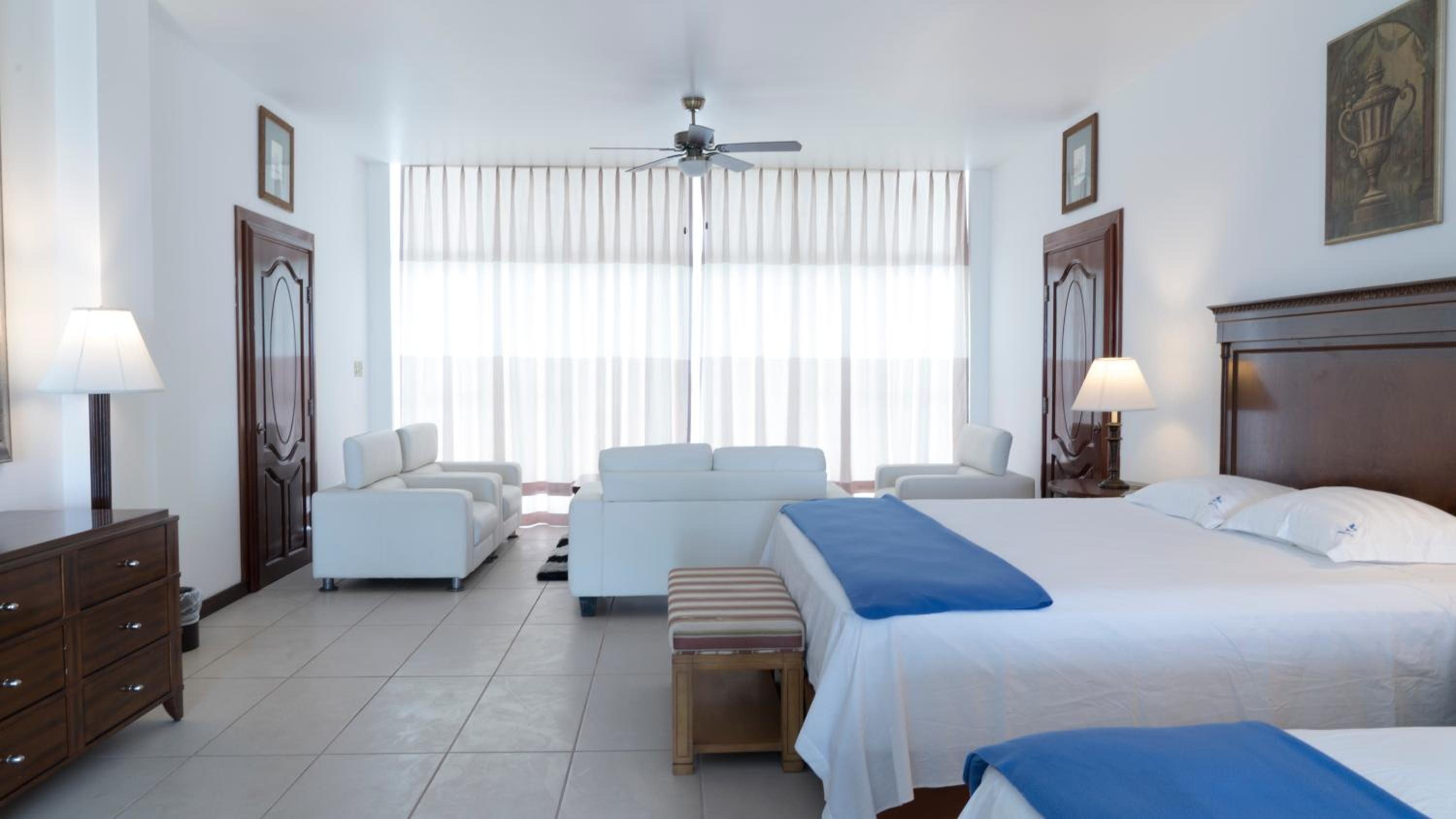 Deluxe Suite with Sea View photo 3