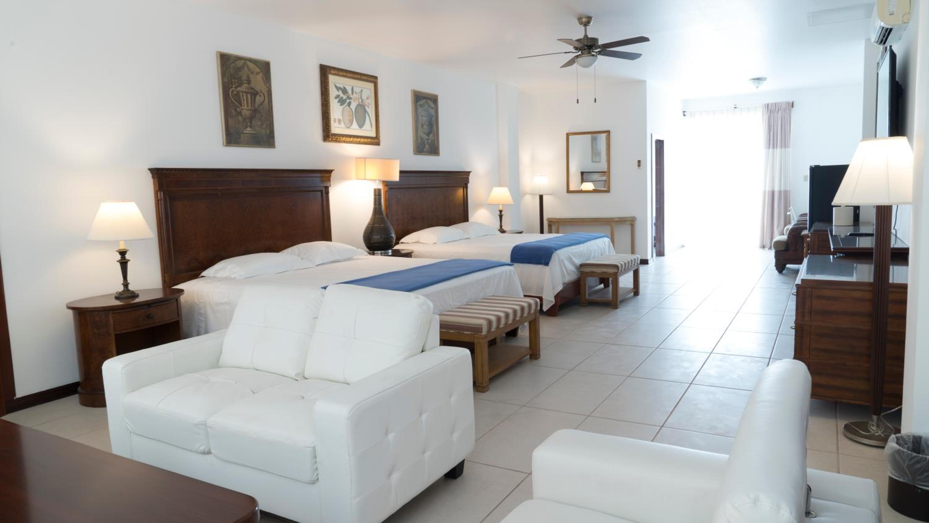 Deluxe Suite with Sea View photo 2