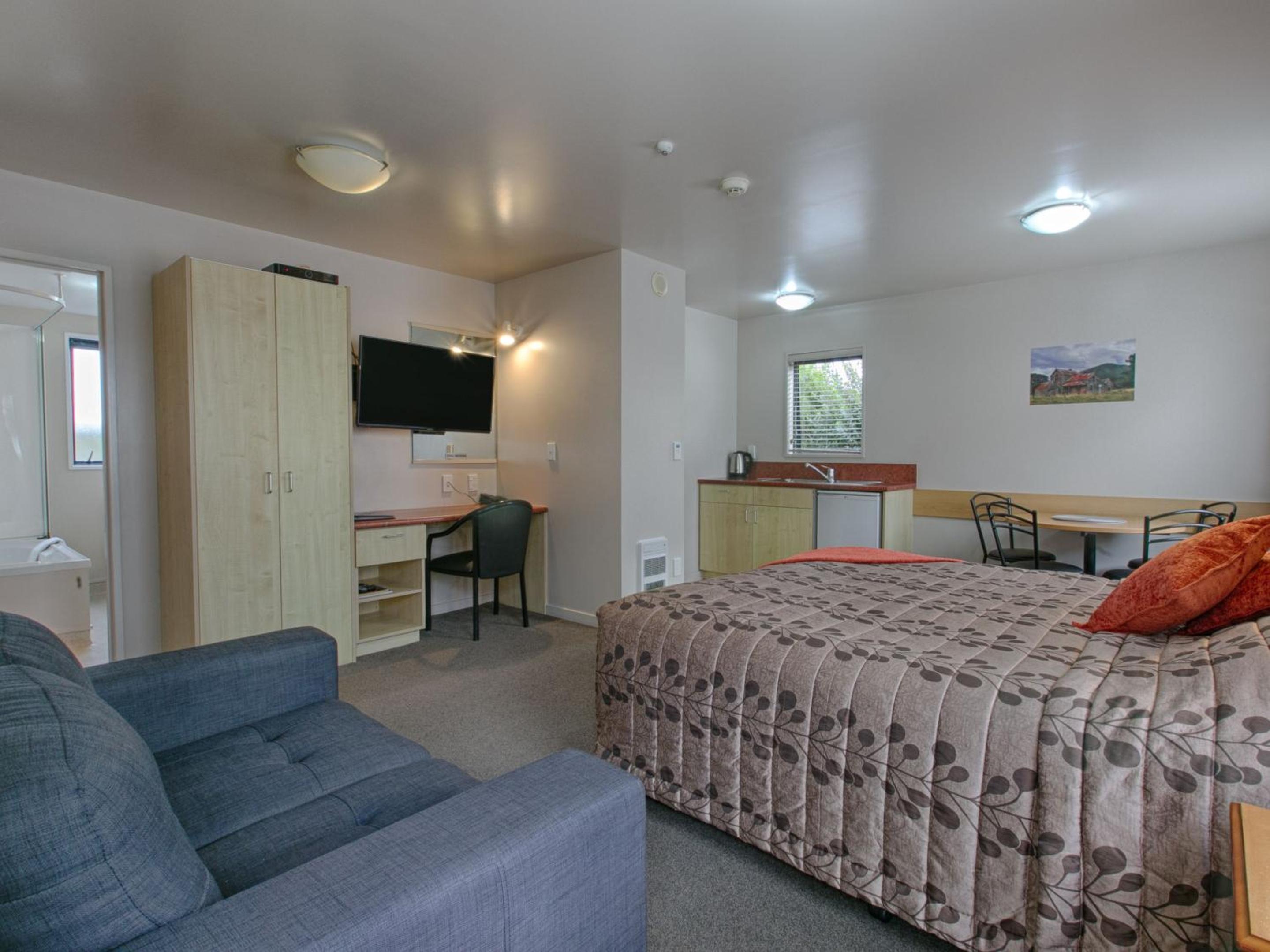 One-Bedroom Apartment photo 1