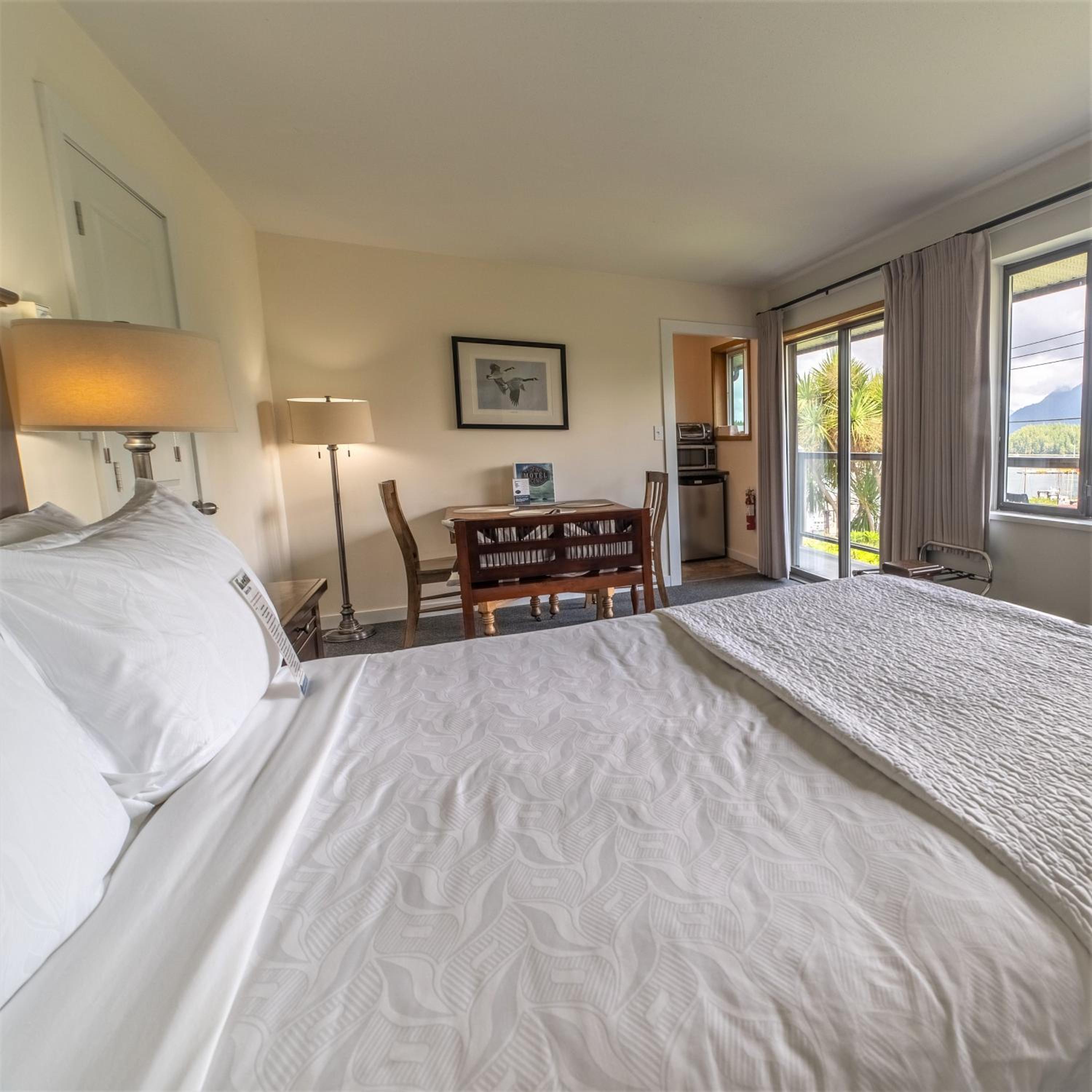 Kitchenette Suite with Balcony and Water View photo 3