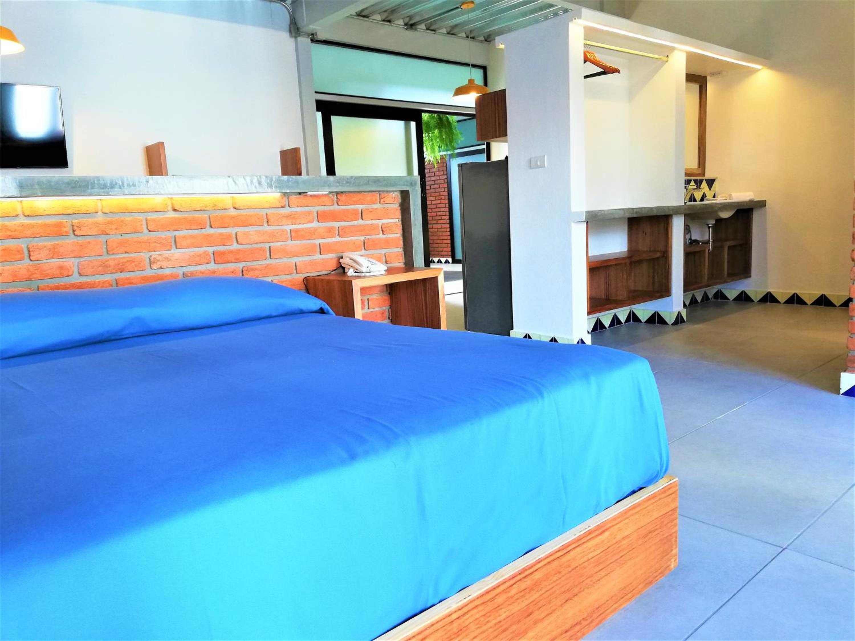 Suite with Balcony - Photo 11