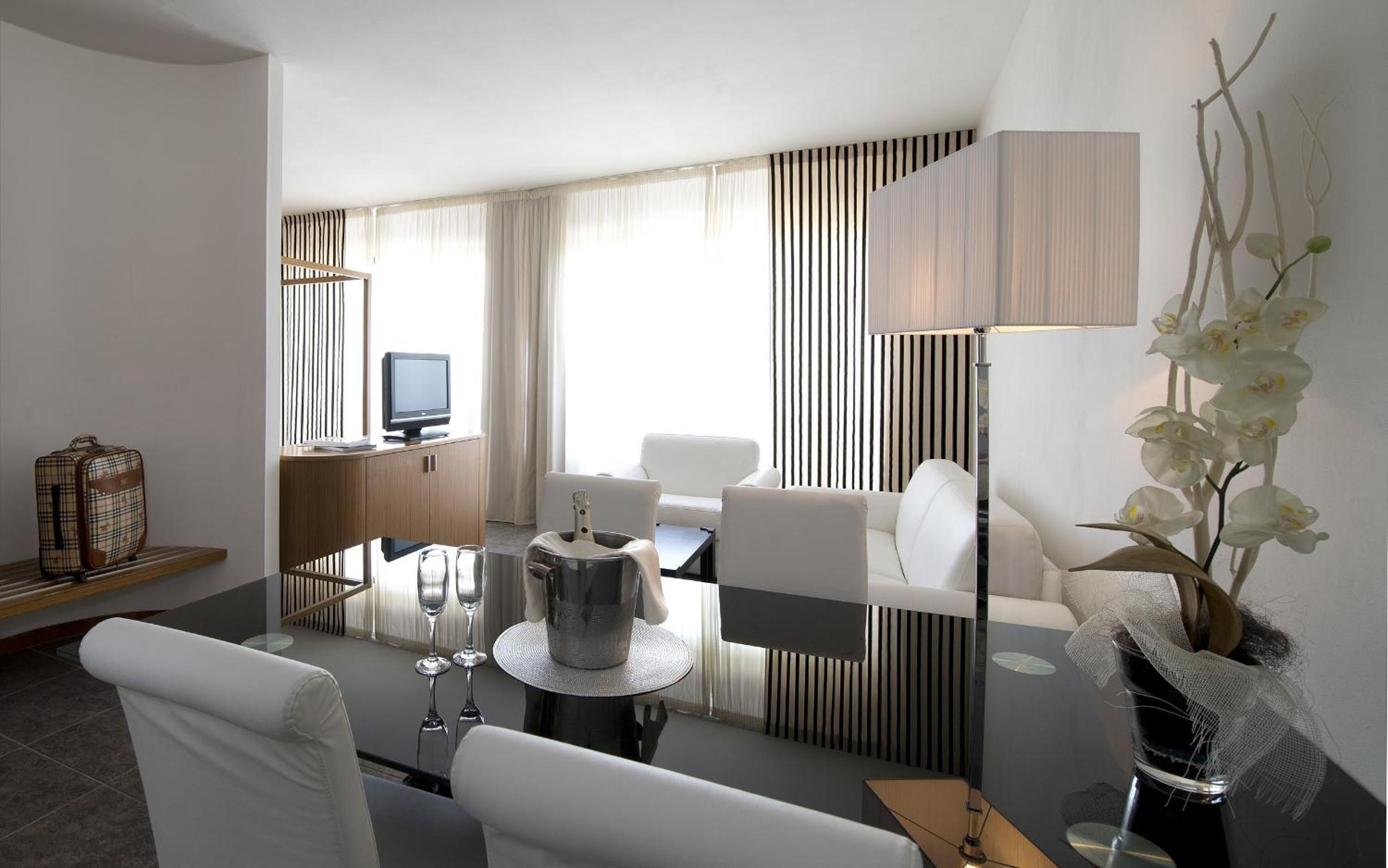 Junior Suite with Spa Access - Photo 2