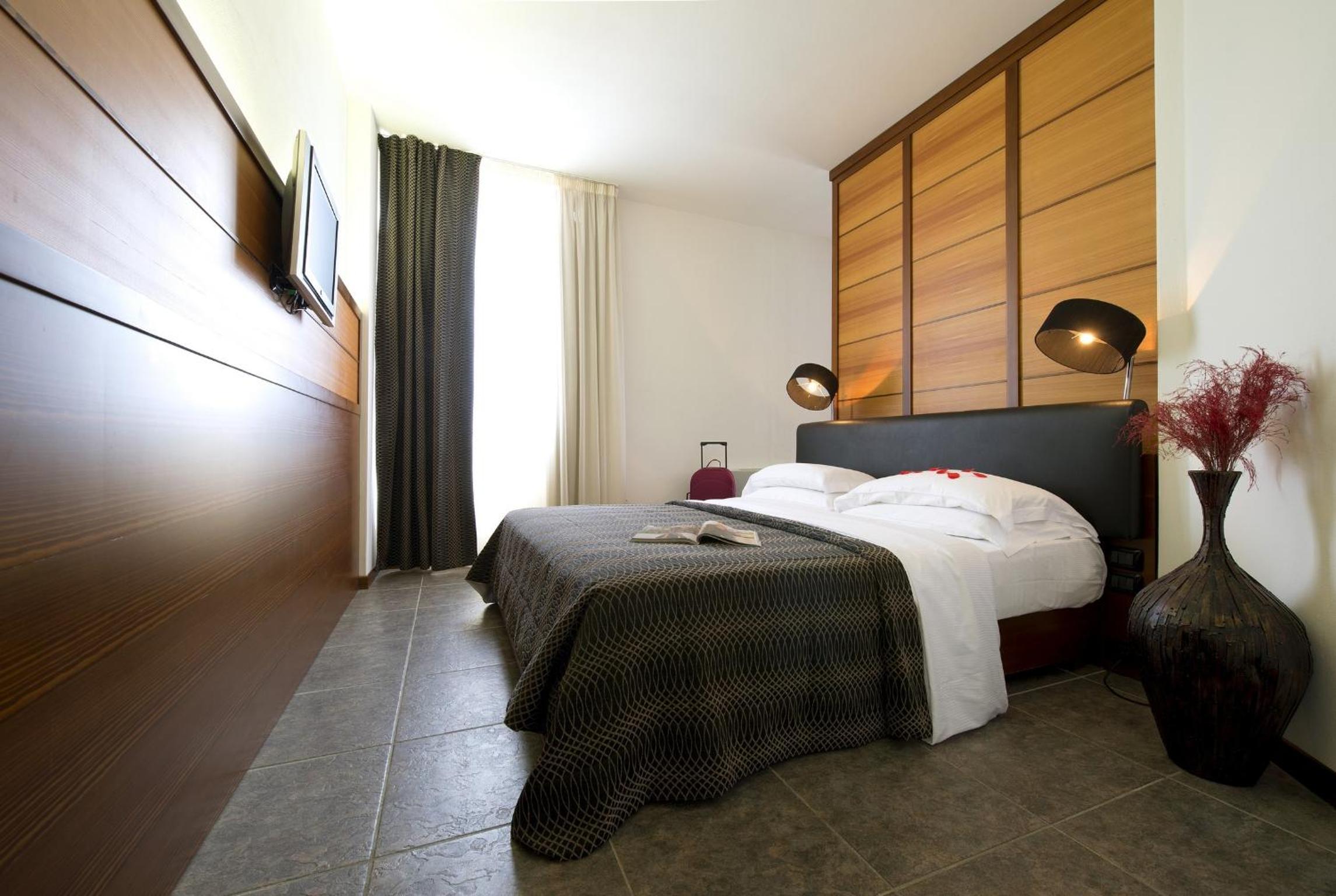 Junior Suite with Spa Access - Photo 8