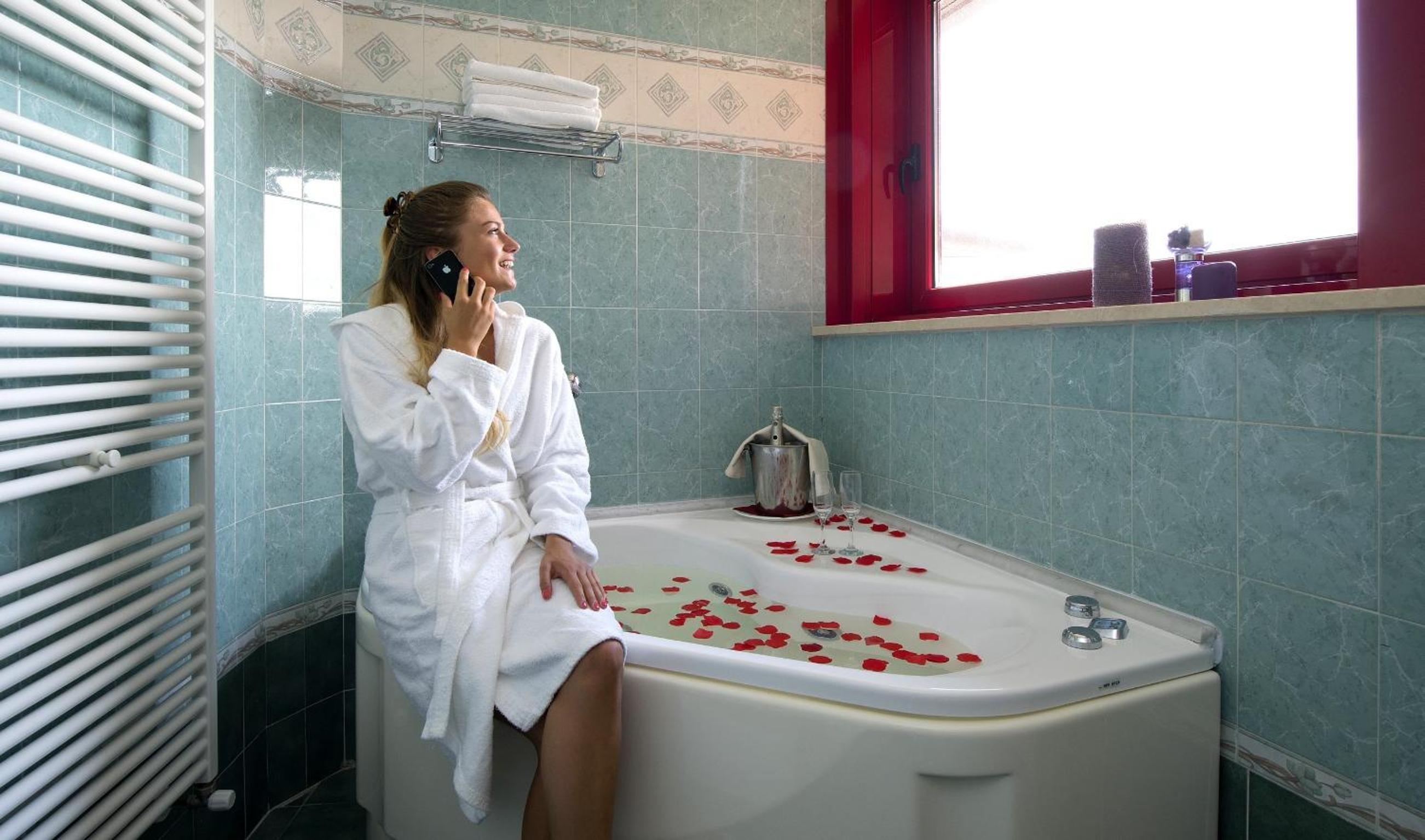 Junior Suite with Spa Access - Photo 4