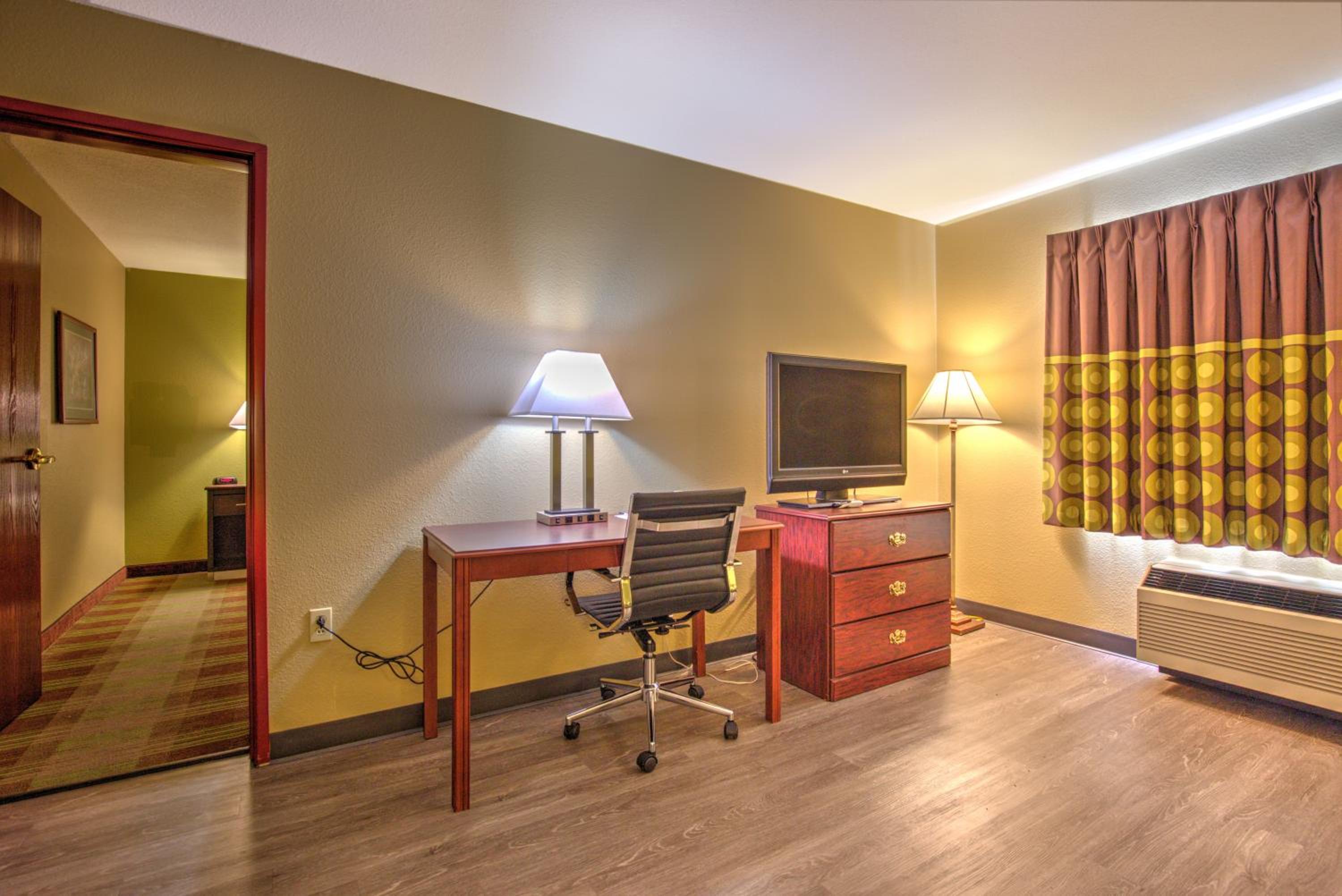 One-Bedroom King Suite - Non-Smoking - Photo 2