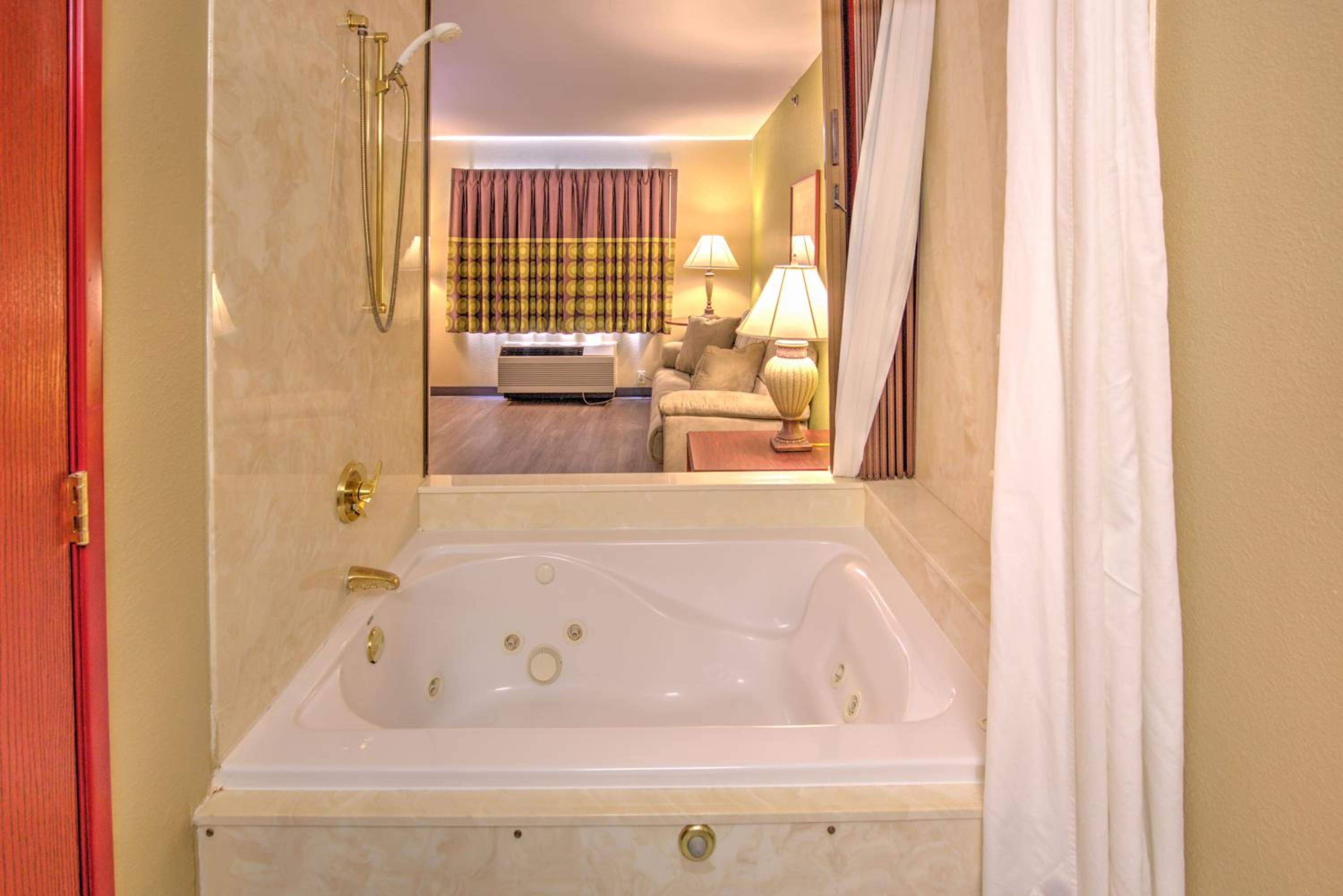 One-Bedroom King Suite - Non-Smoking - Photo 5