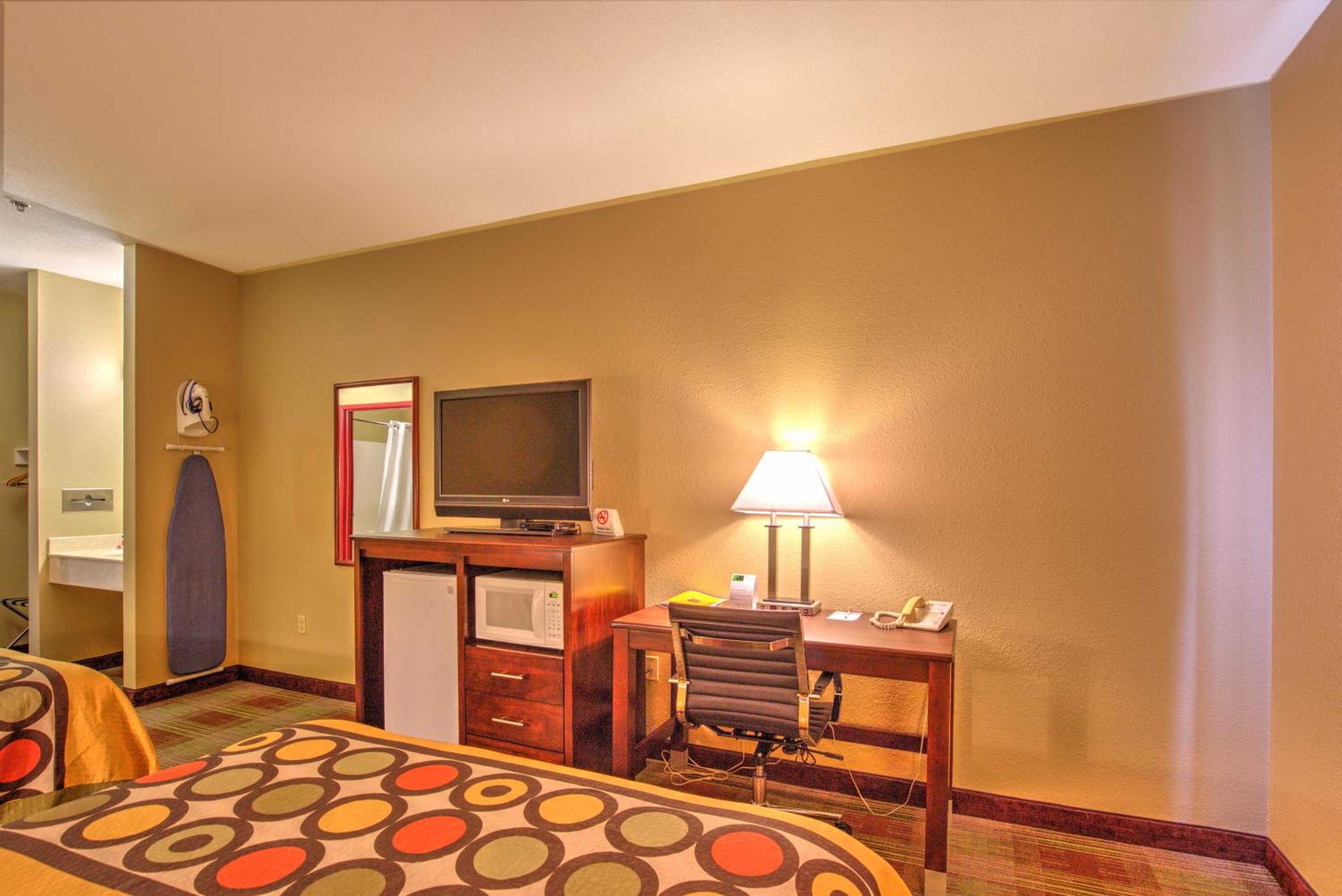 Queen Room with Two Queen Beds - Non-Smoking - Photo 4