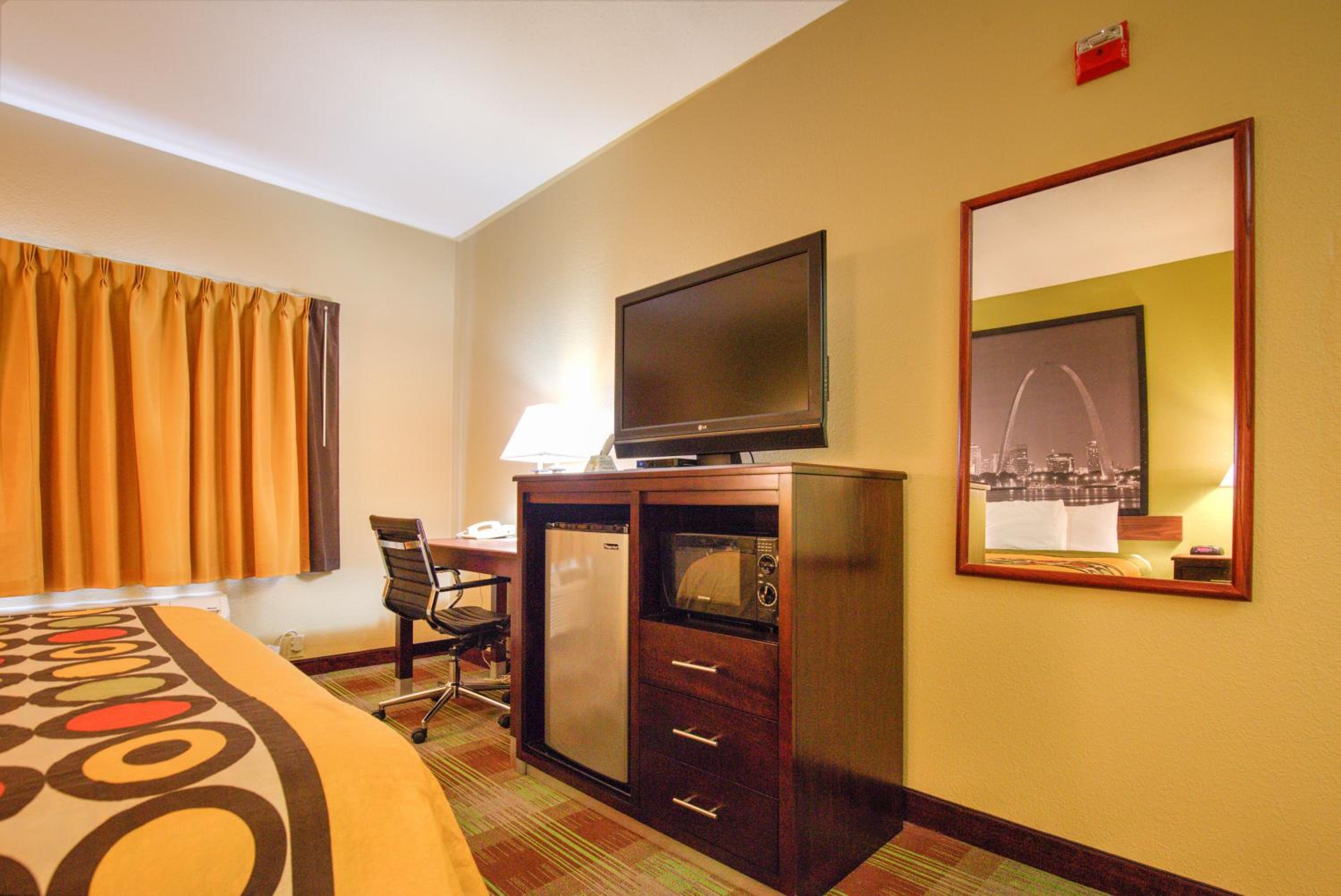 Queen Room with Two Queen Beds - Non-Smoking - Photo 1