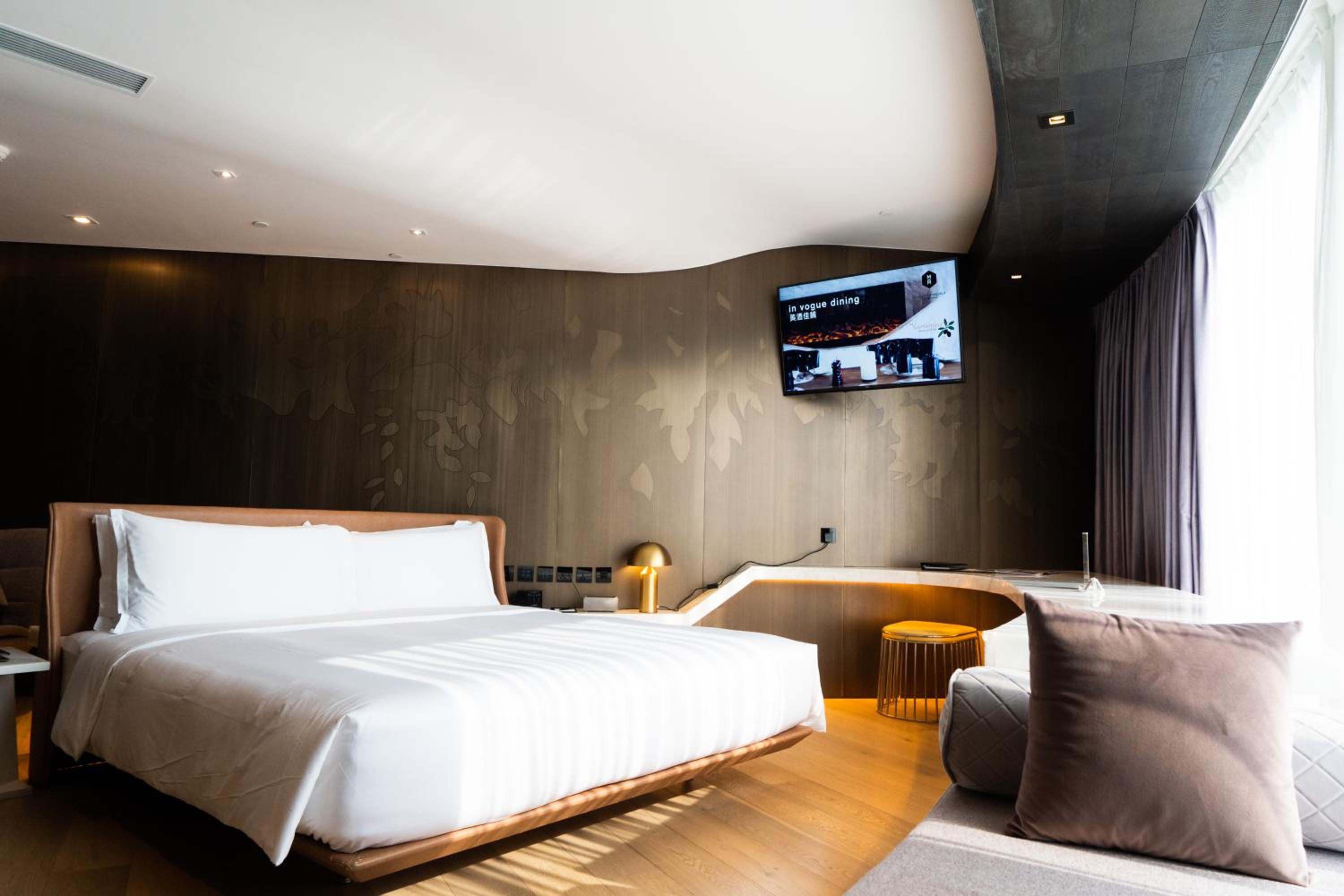 Deluxe King Suite photo 3
