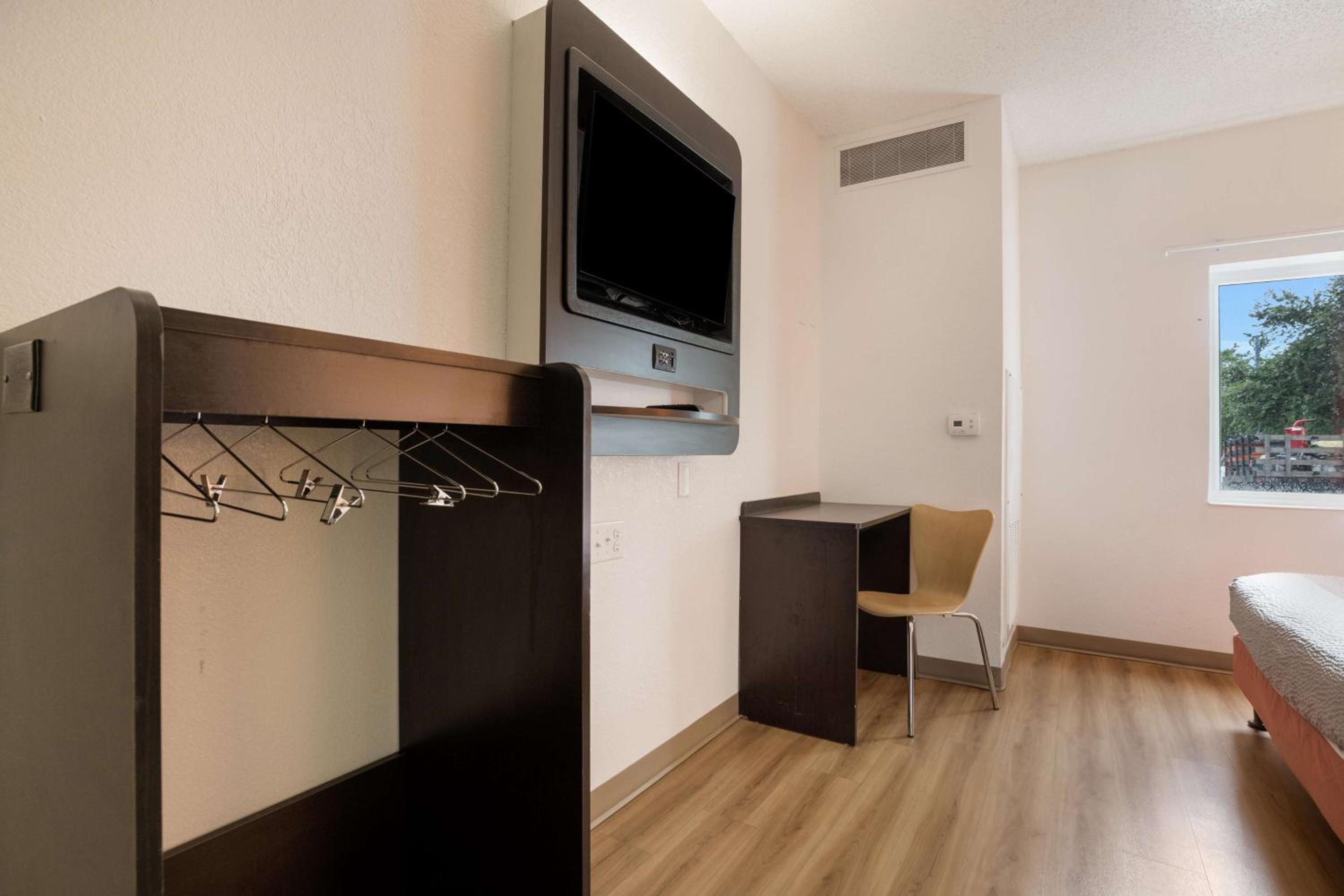 Double Room - Disability Access - Roll In Shower