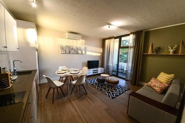 One Bedroom Apartment with Balcony photo 1
