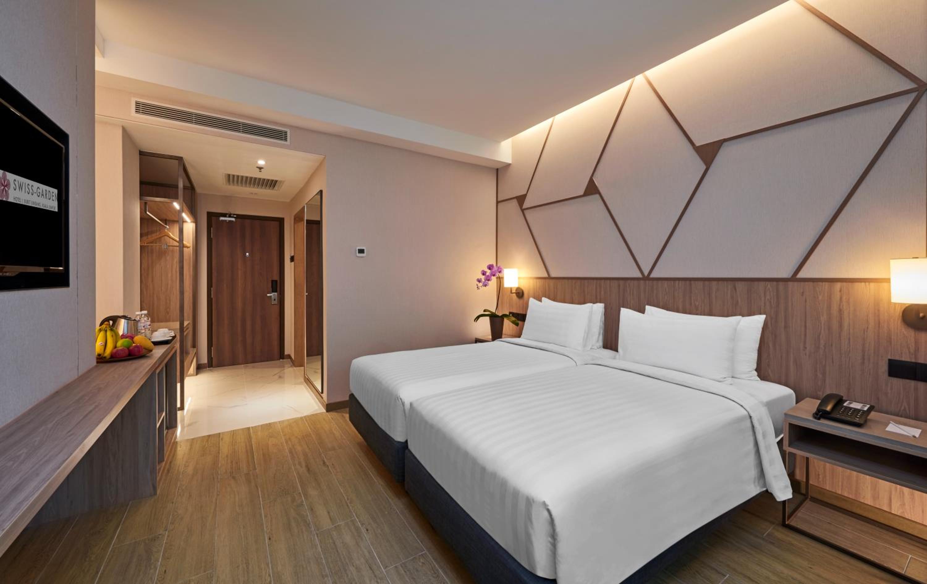 Staycation Deal - Deluxe Hollywood photo 1