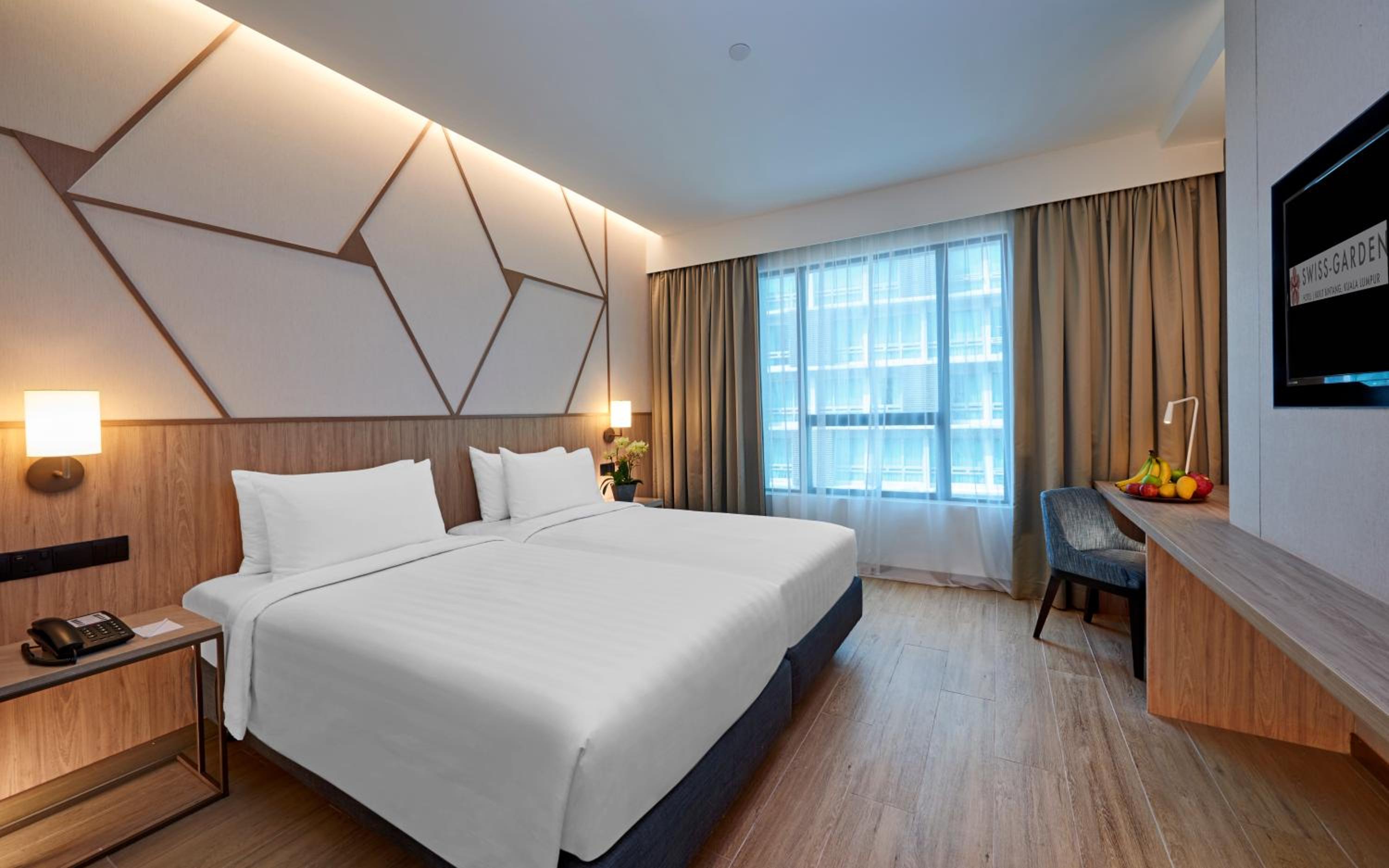 Staycation Deal - Deluxe Hollywood photo 2