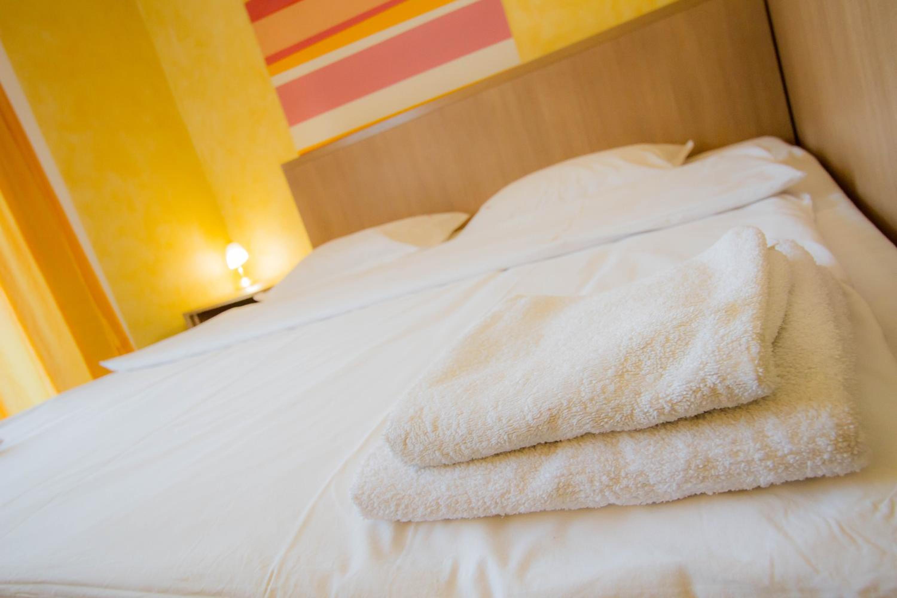 Twin Room - Photo 12
