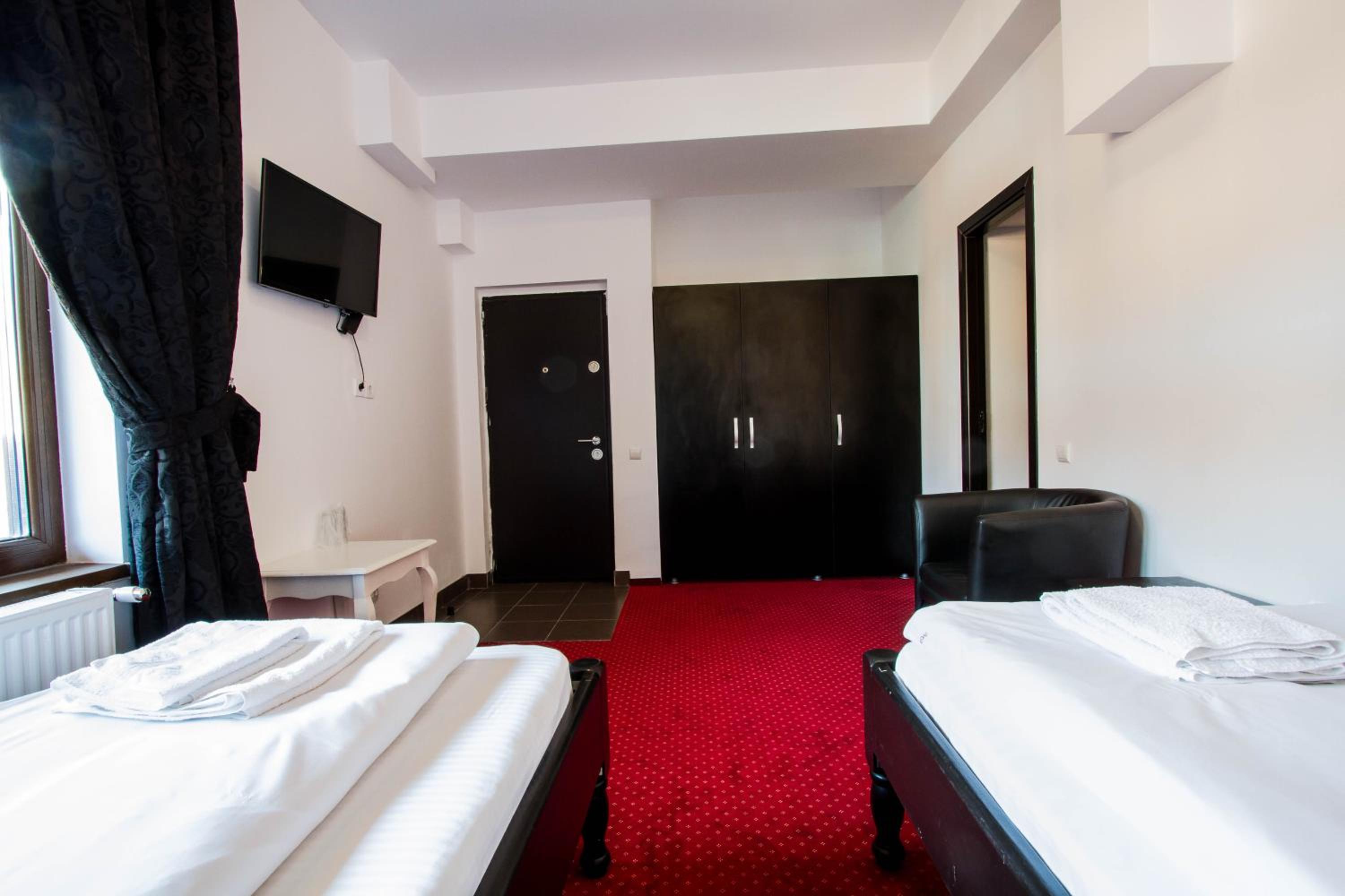 Twin Room - Photo 10
