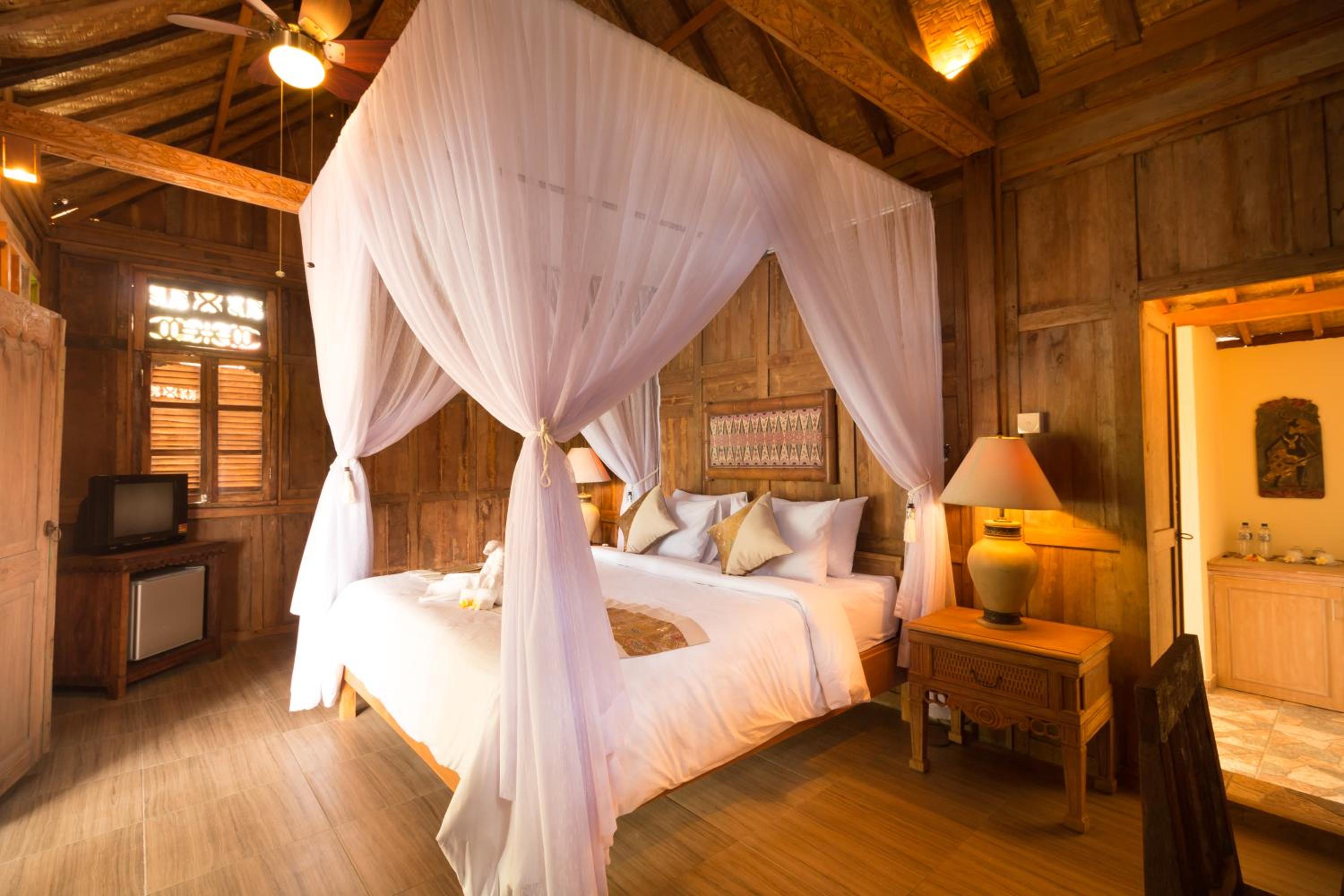 Wooden House - Photo 1