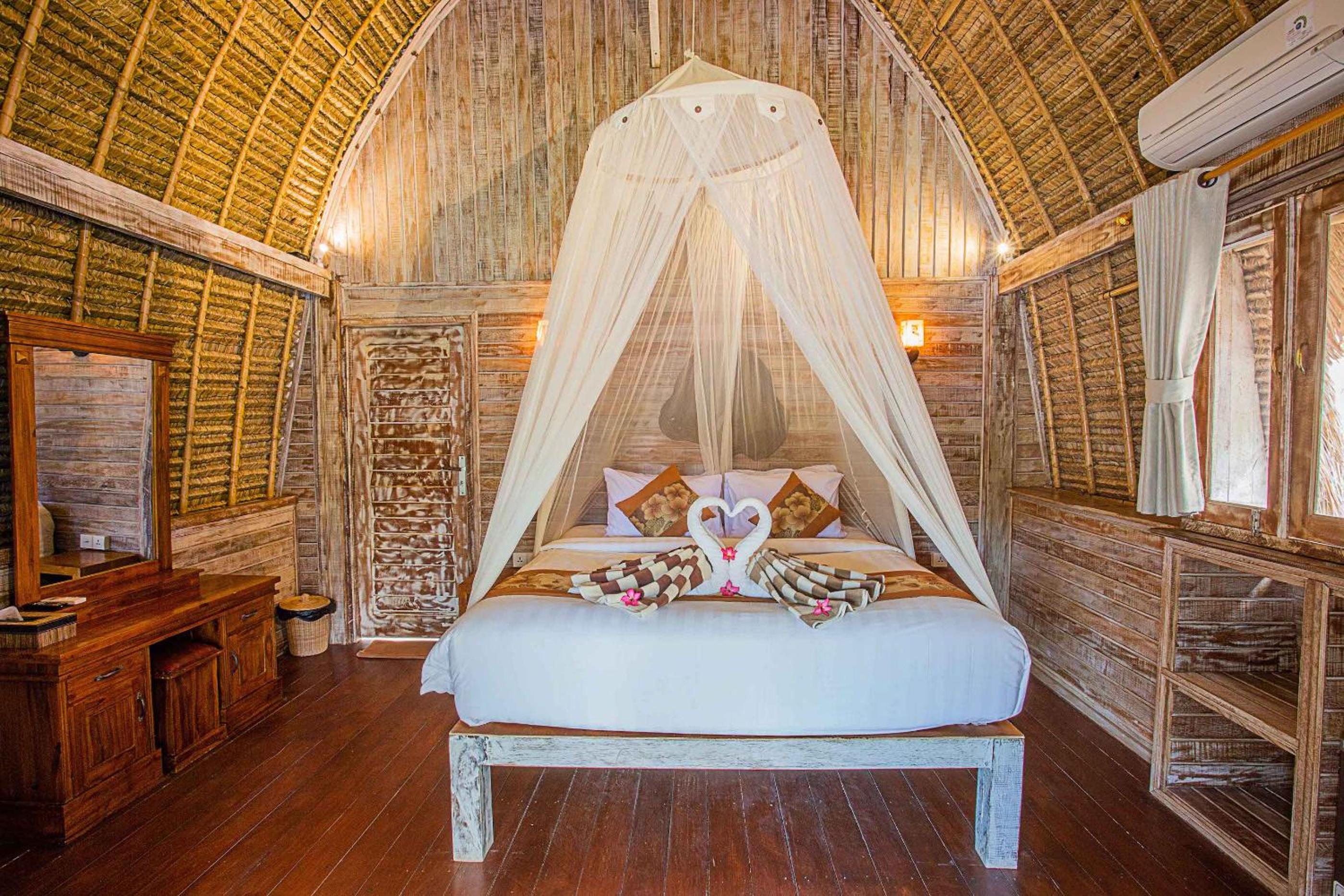 Deluxe Hut Double Room with Pool View