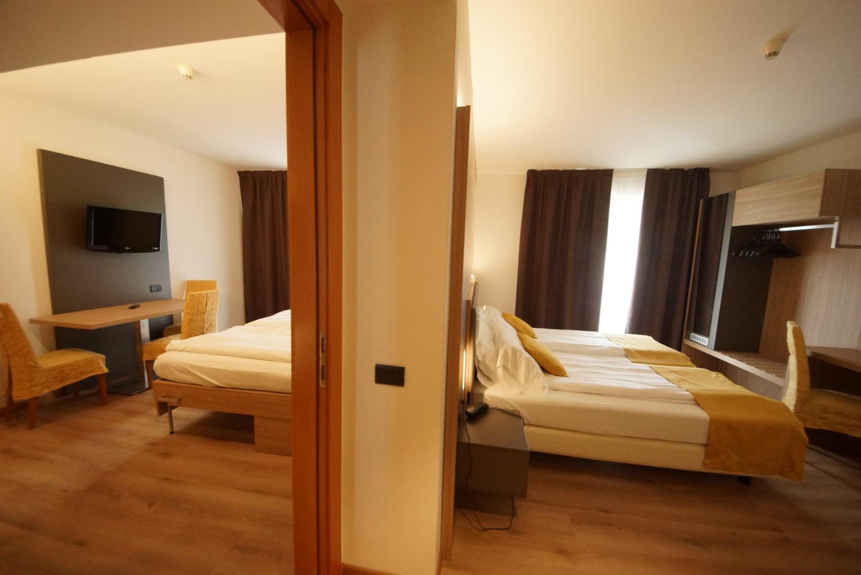 Family Room Suite - Photo 8