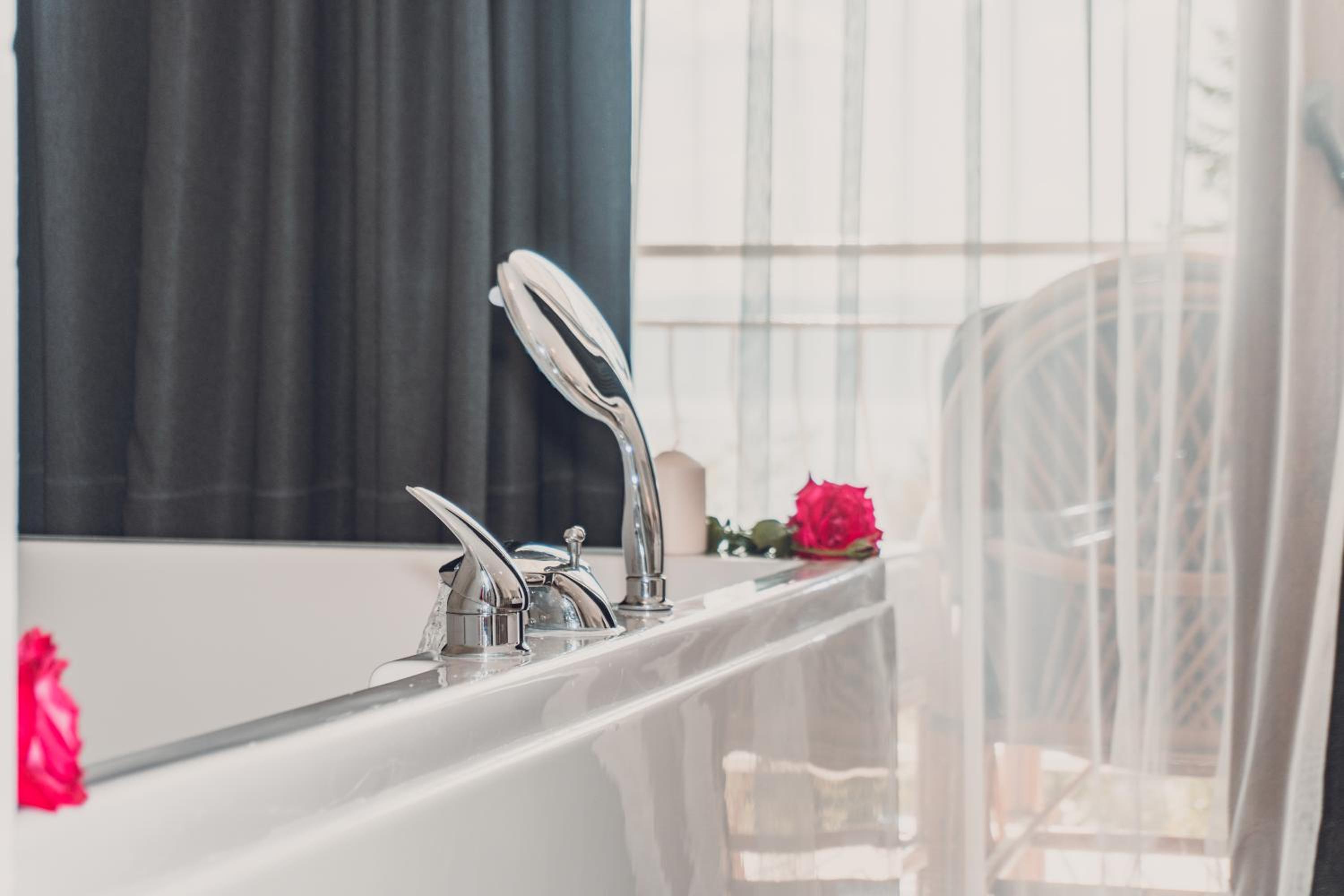 Luxury Double Room with Hot Tub - Photo 3
