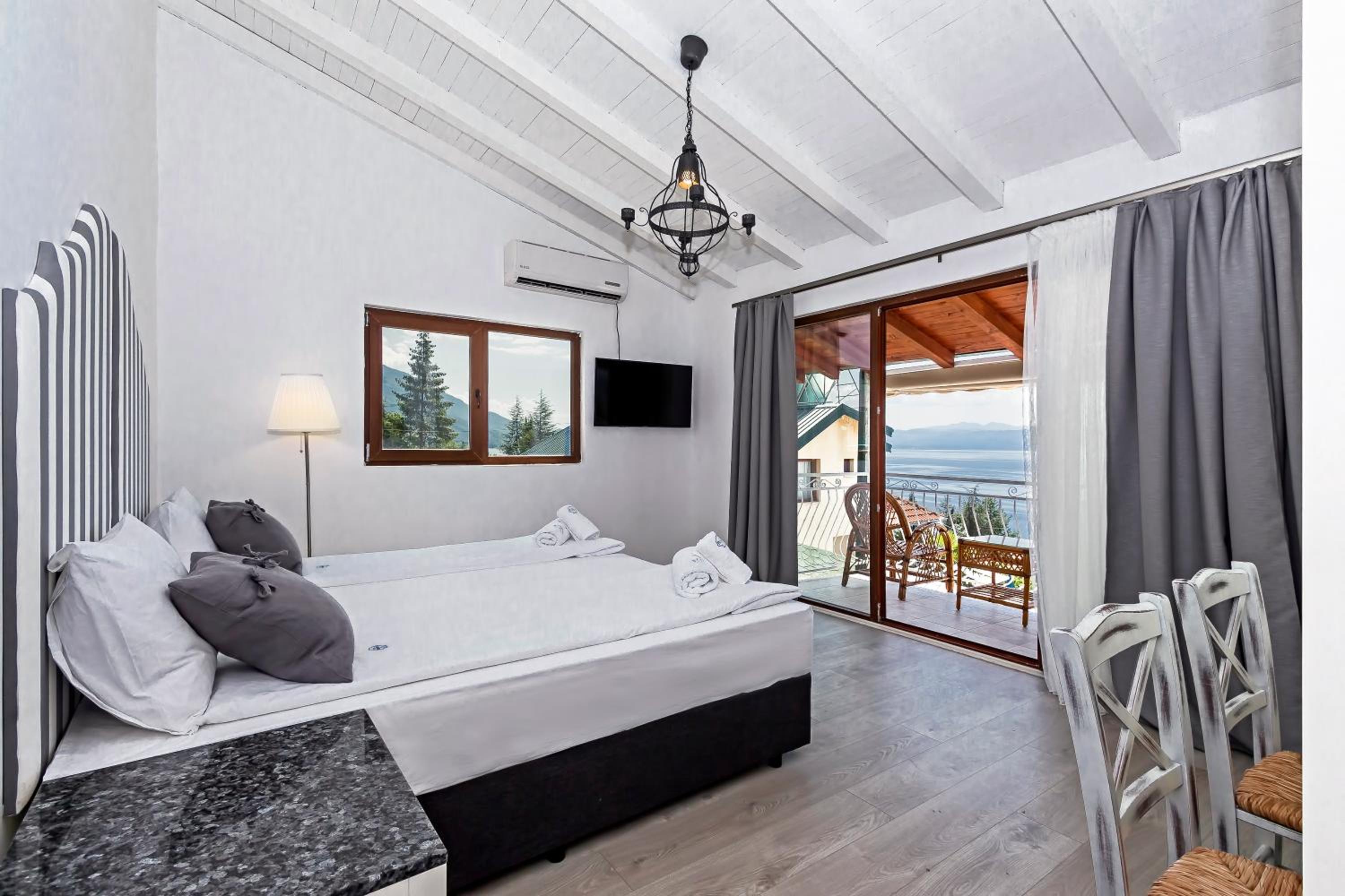 Deluxe Three-Bedroom Apartment with Lake View