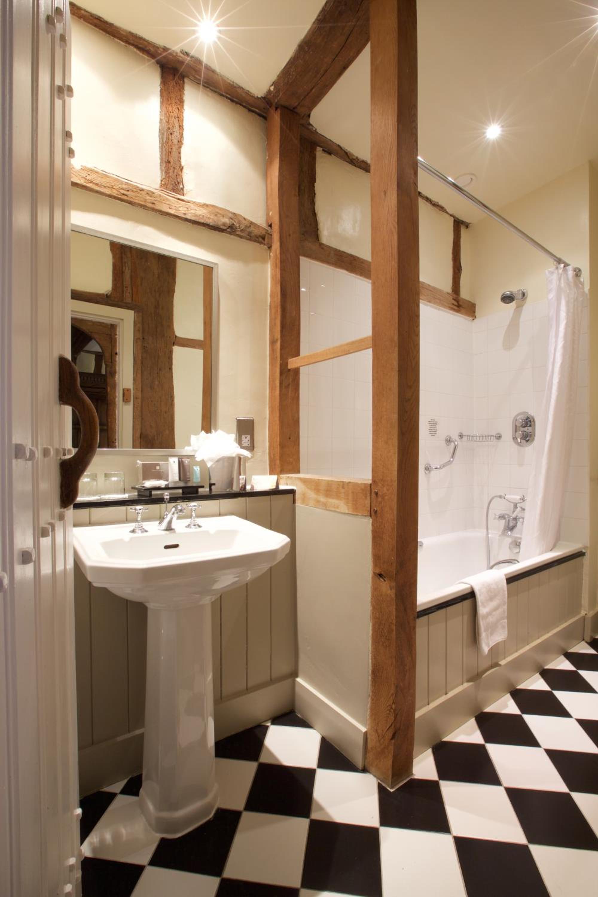 Queen Room photo 2
