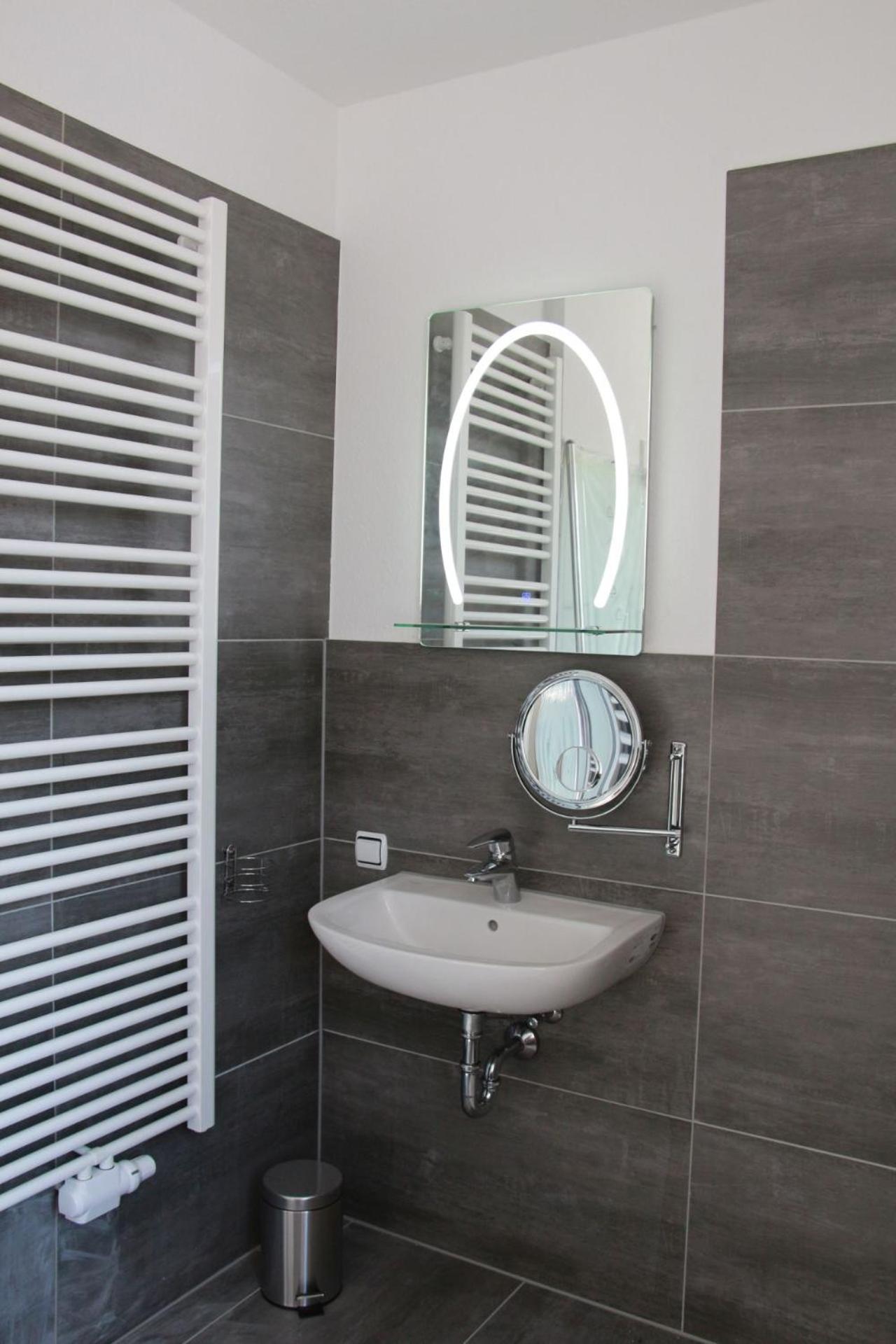 One-Bedroom Apartment - Photo 3