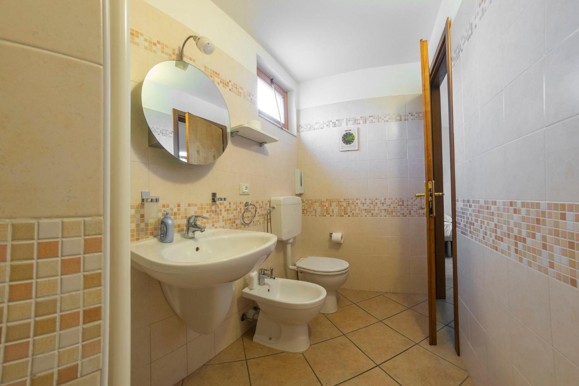Double Room with Private Bathroom - Photo 2