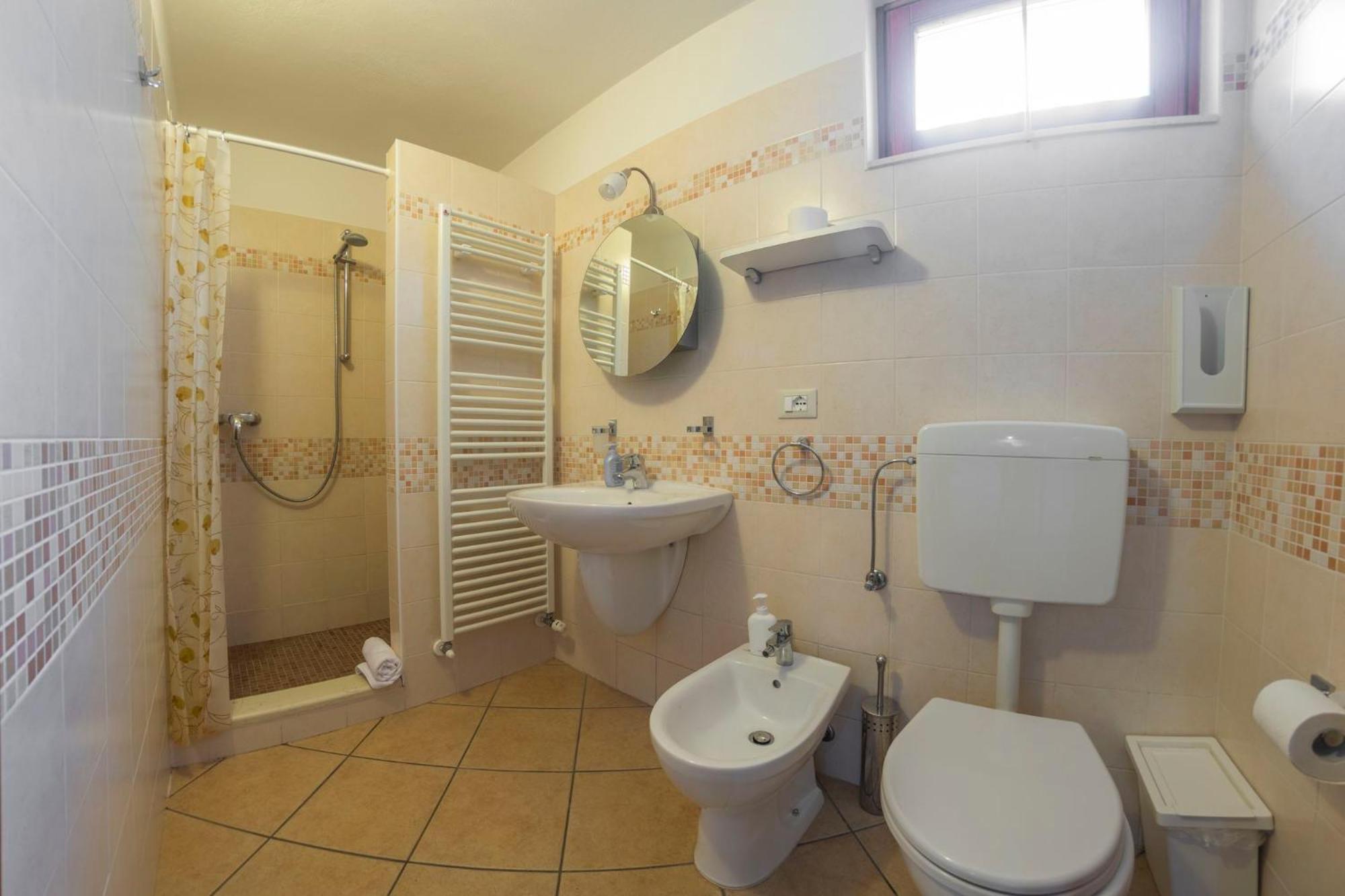 Double Room with Private Bathroom - Photo 3