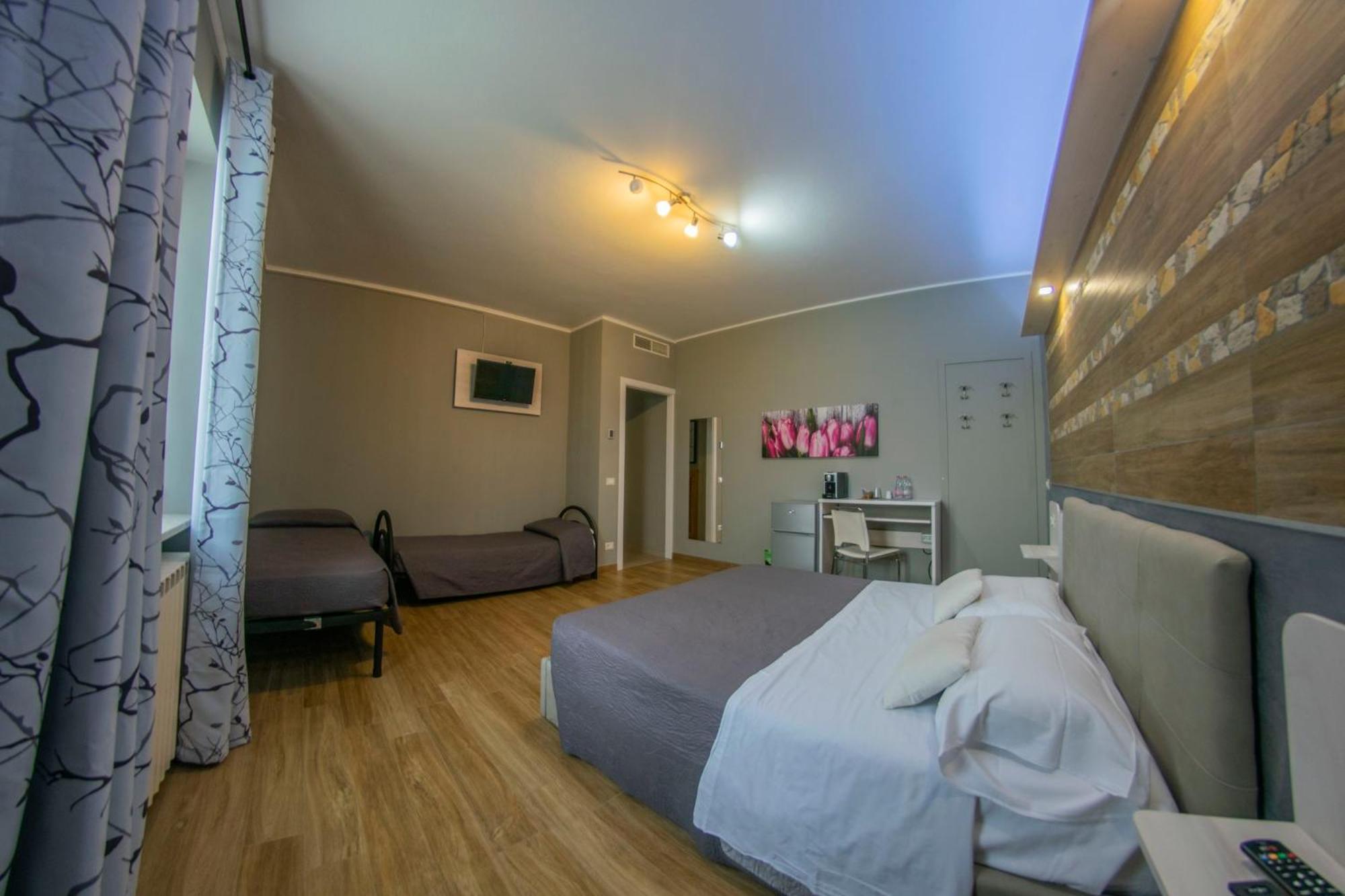 Family Room with Garden View - Photo 4