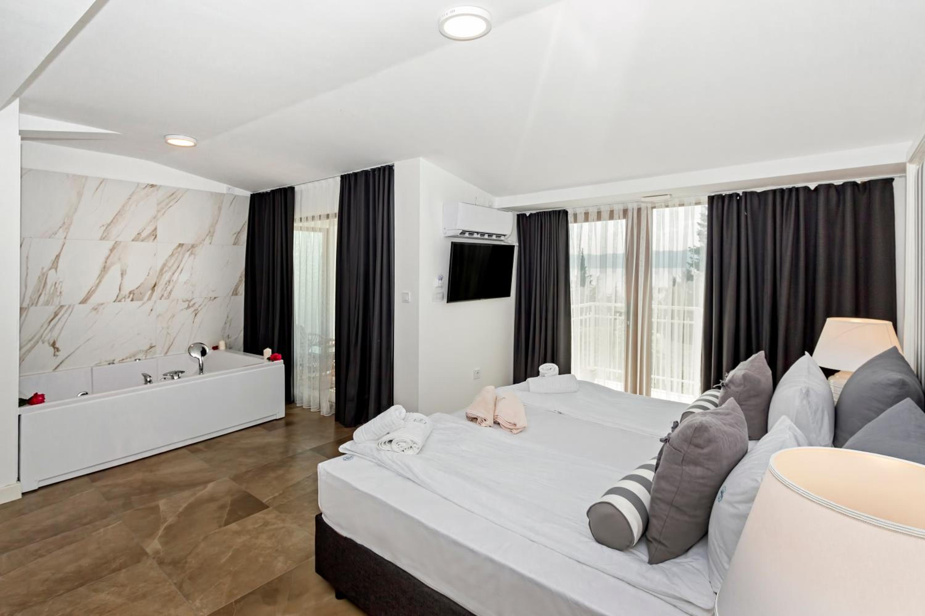 Luxury Double Room with Hot Tub - Photo 6