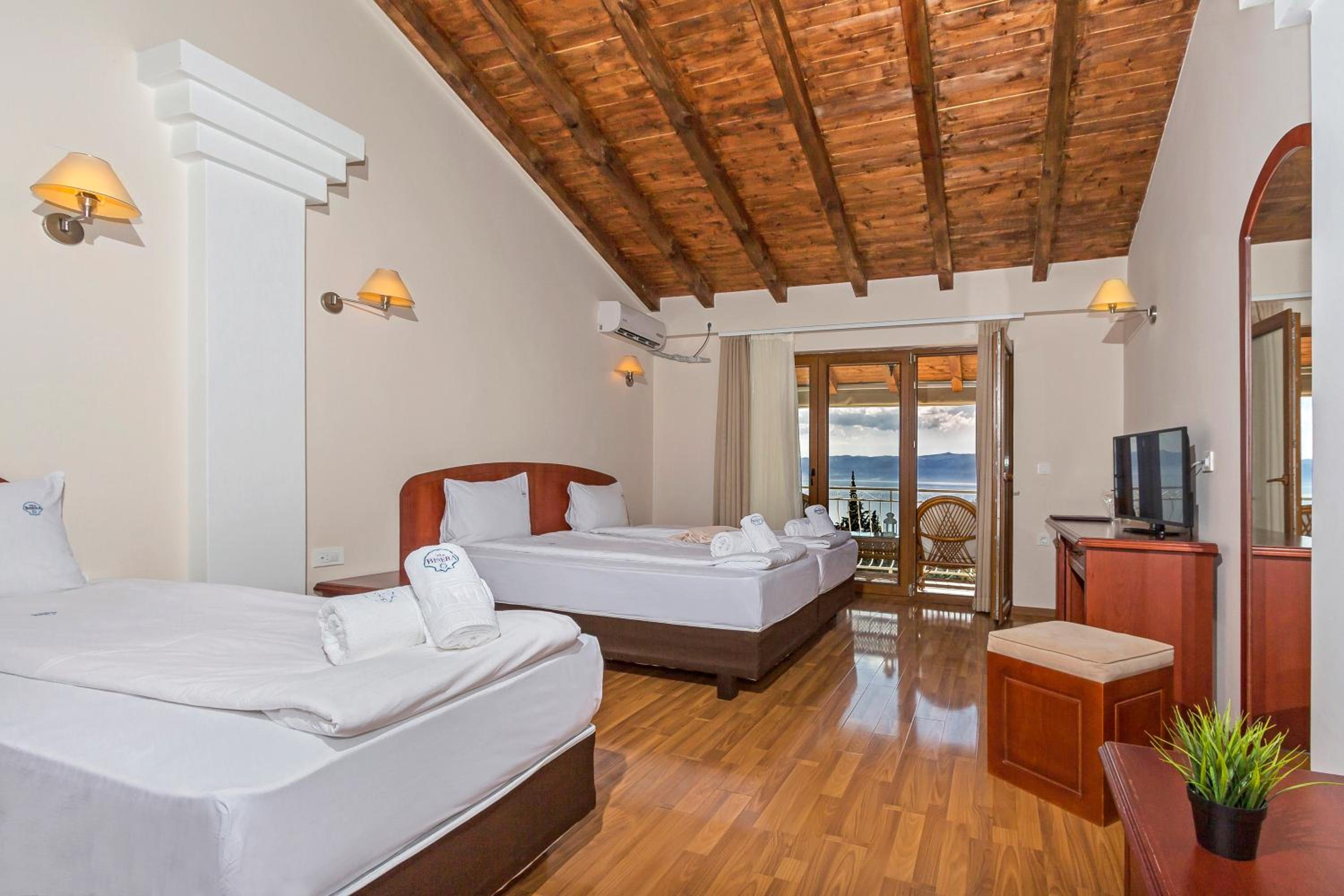 Triple Room with Lake View - Photo 2