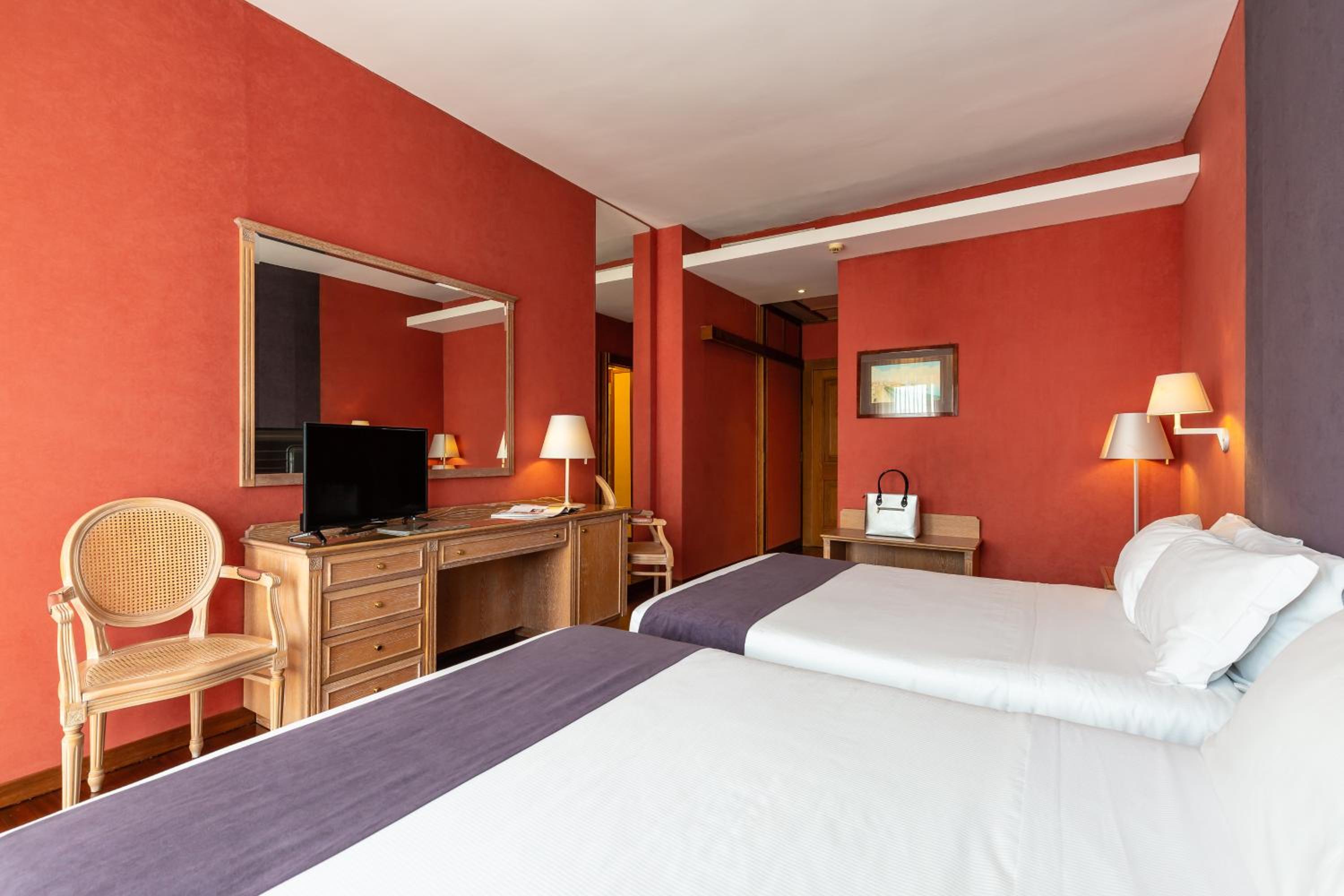 Executive Double or Twin Room with Balcony thumbnail 6