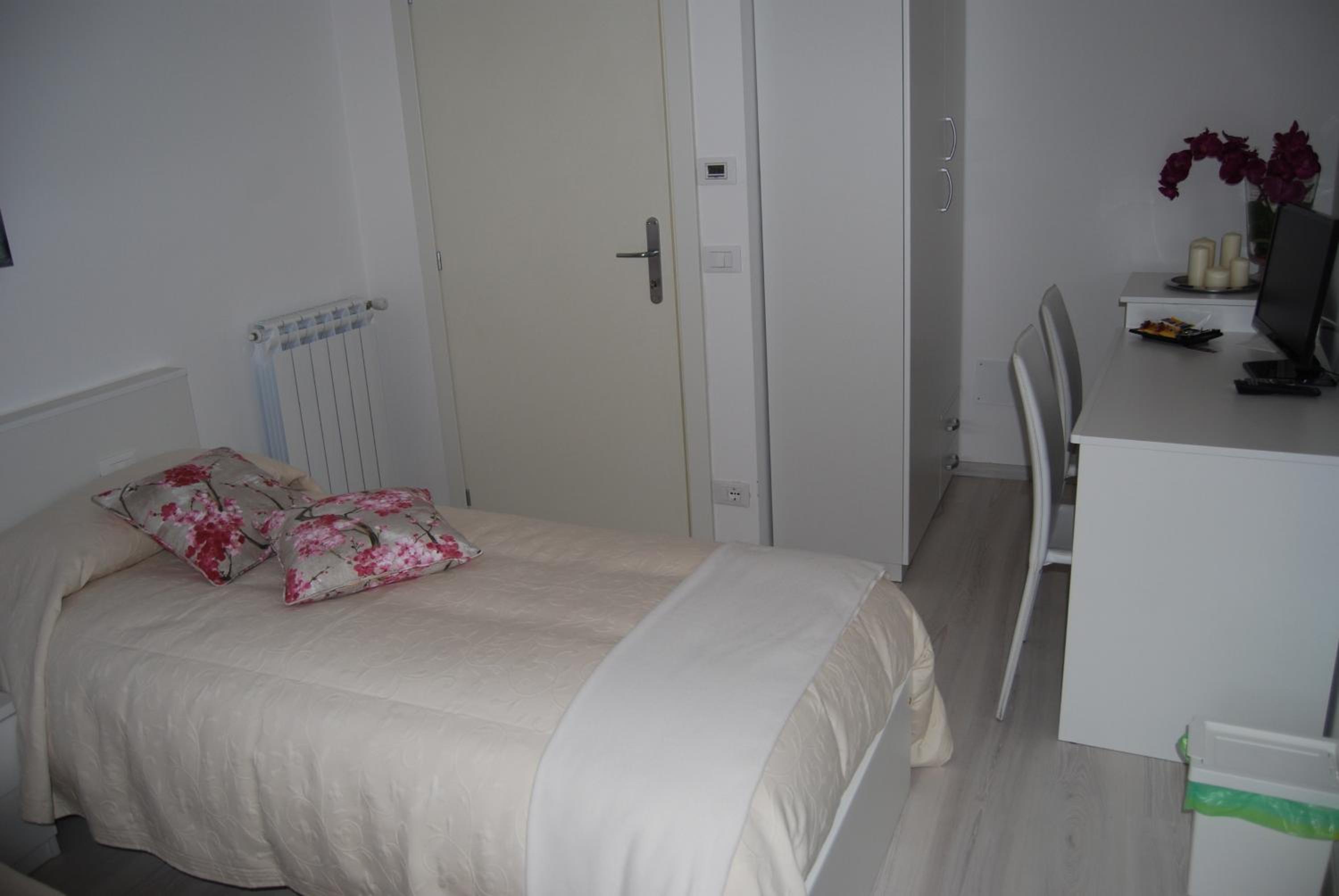 Double or Twin Room photo 3