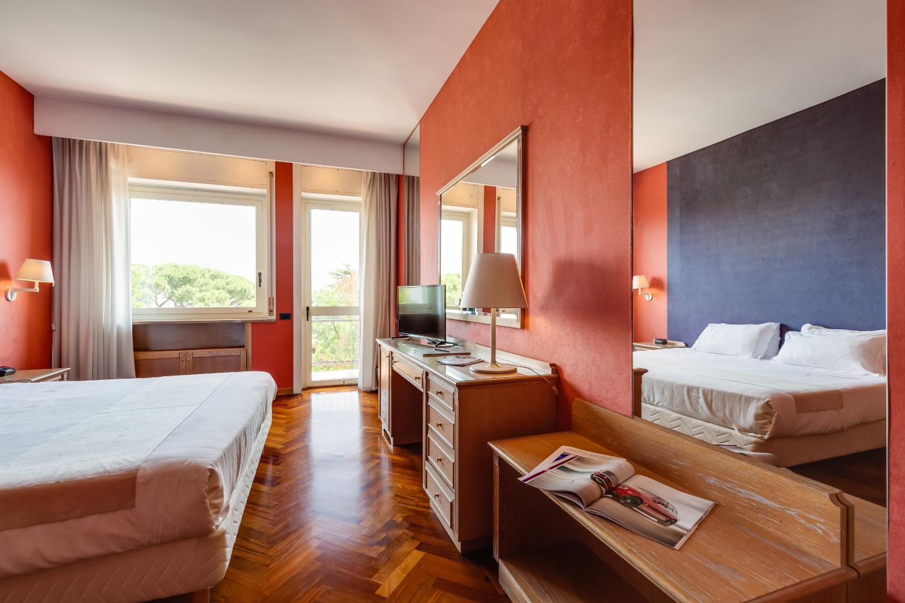 Executive Double or Twin Room with Balcony thumbnail 5