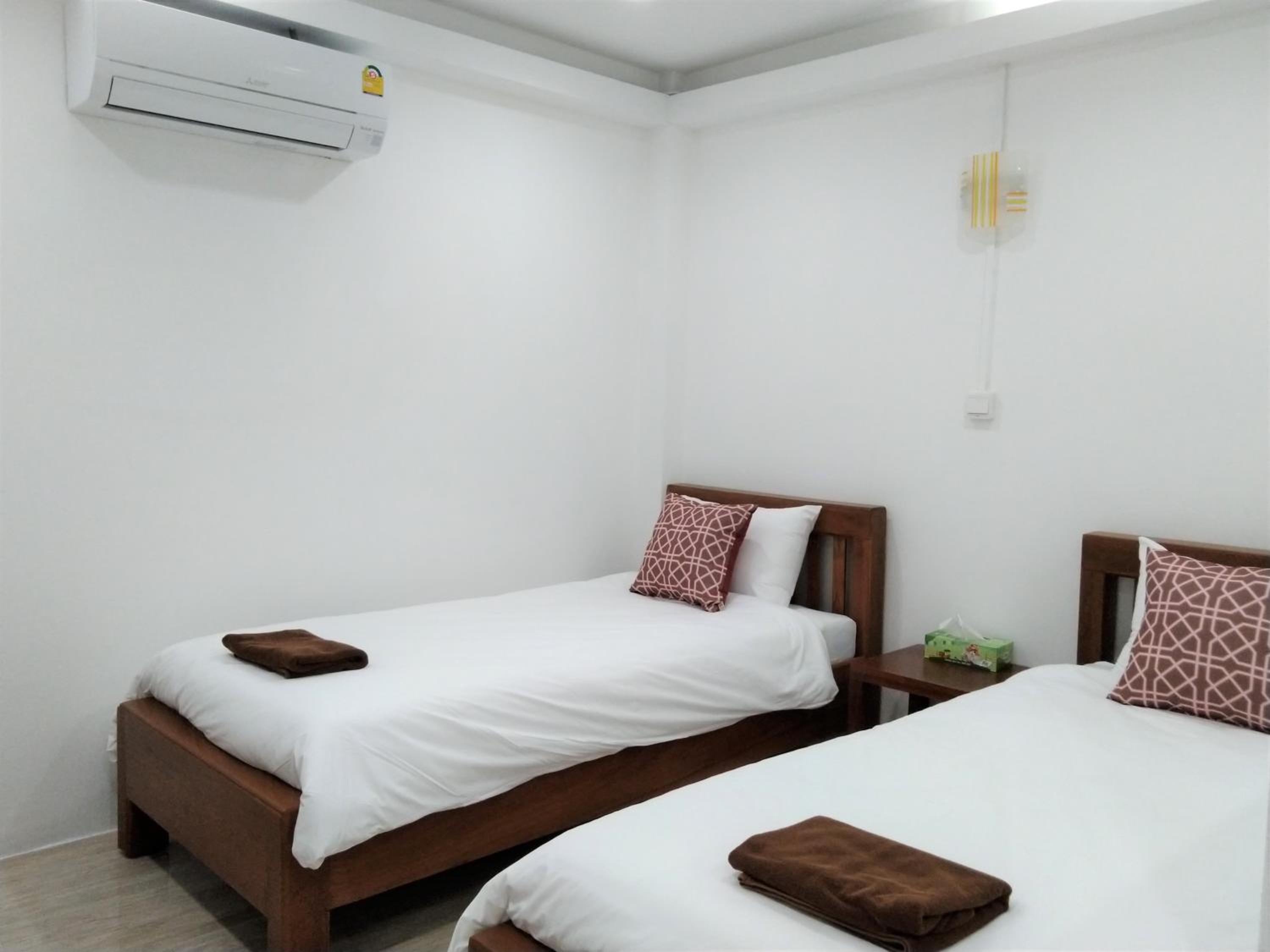 Standard Twin Room - Photo 4