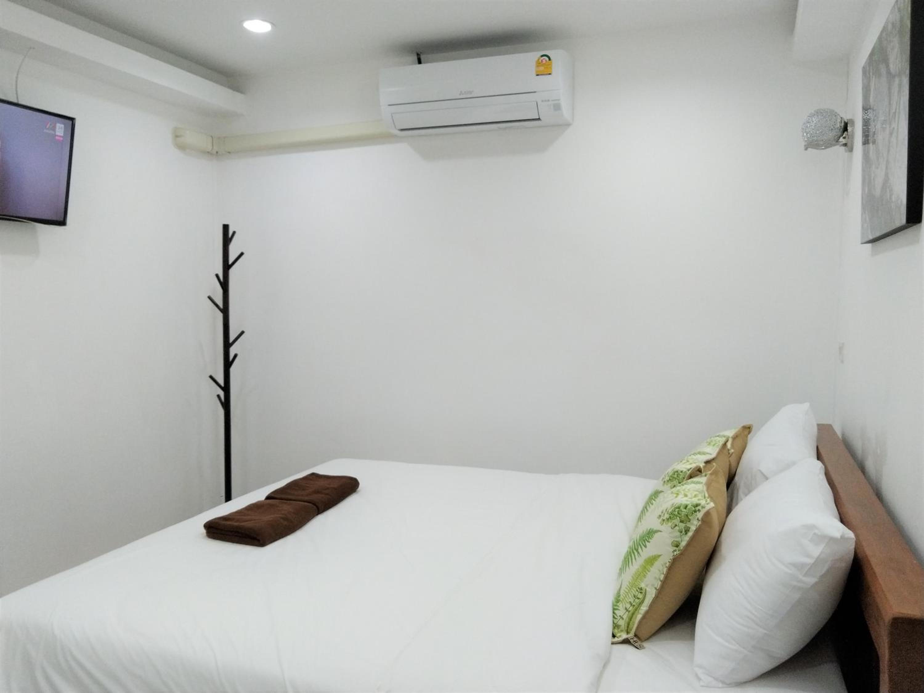 Standard Double Room - Photo 8
