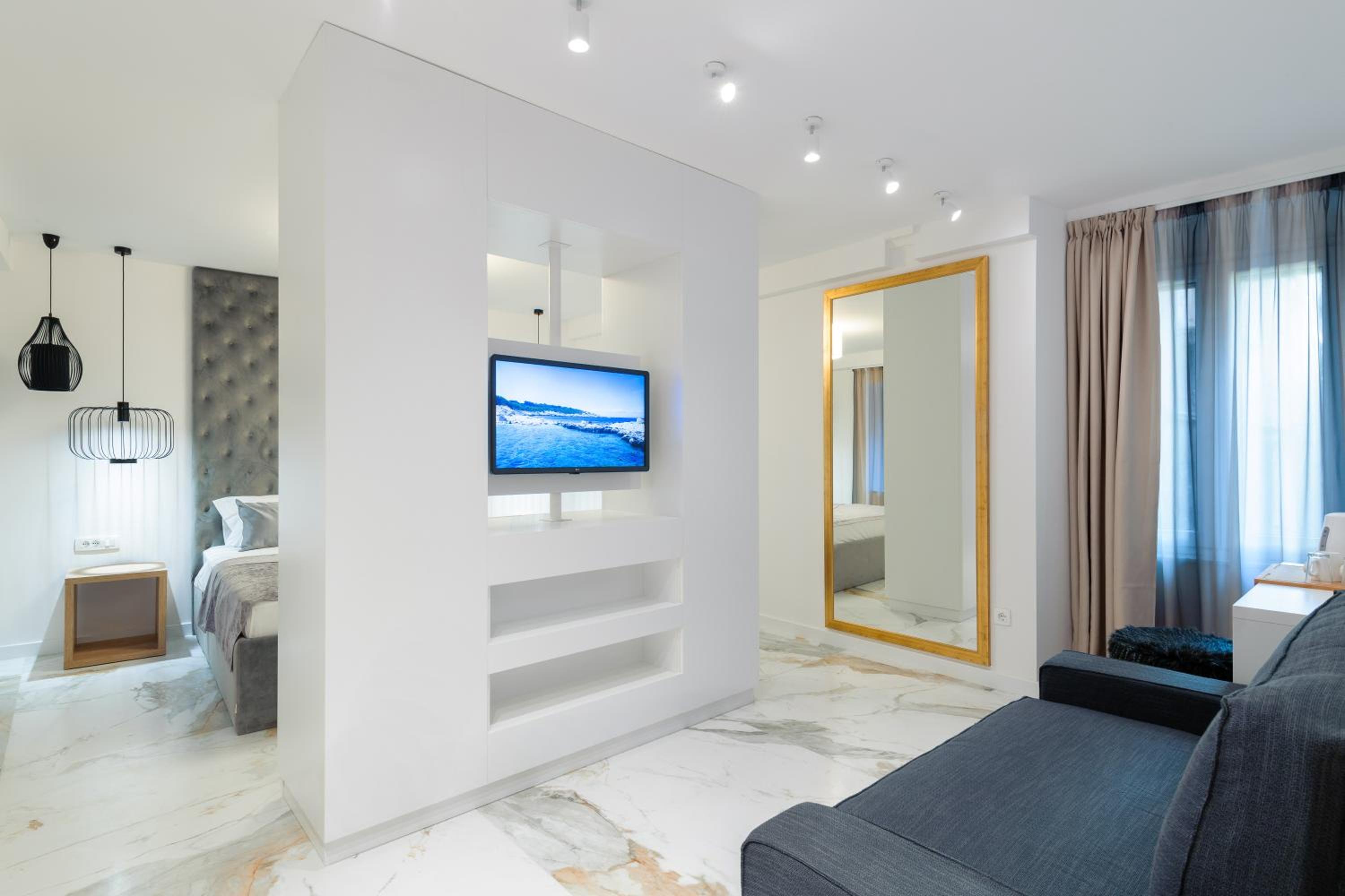 Deluxe King Room - Photo 14