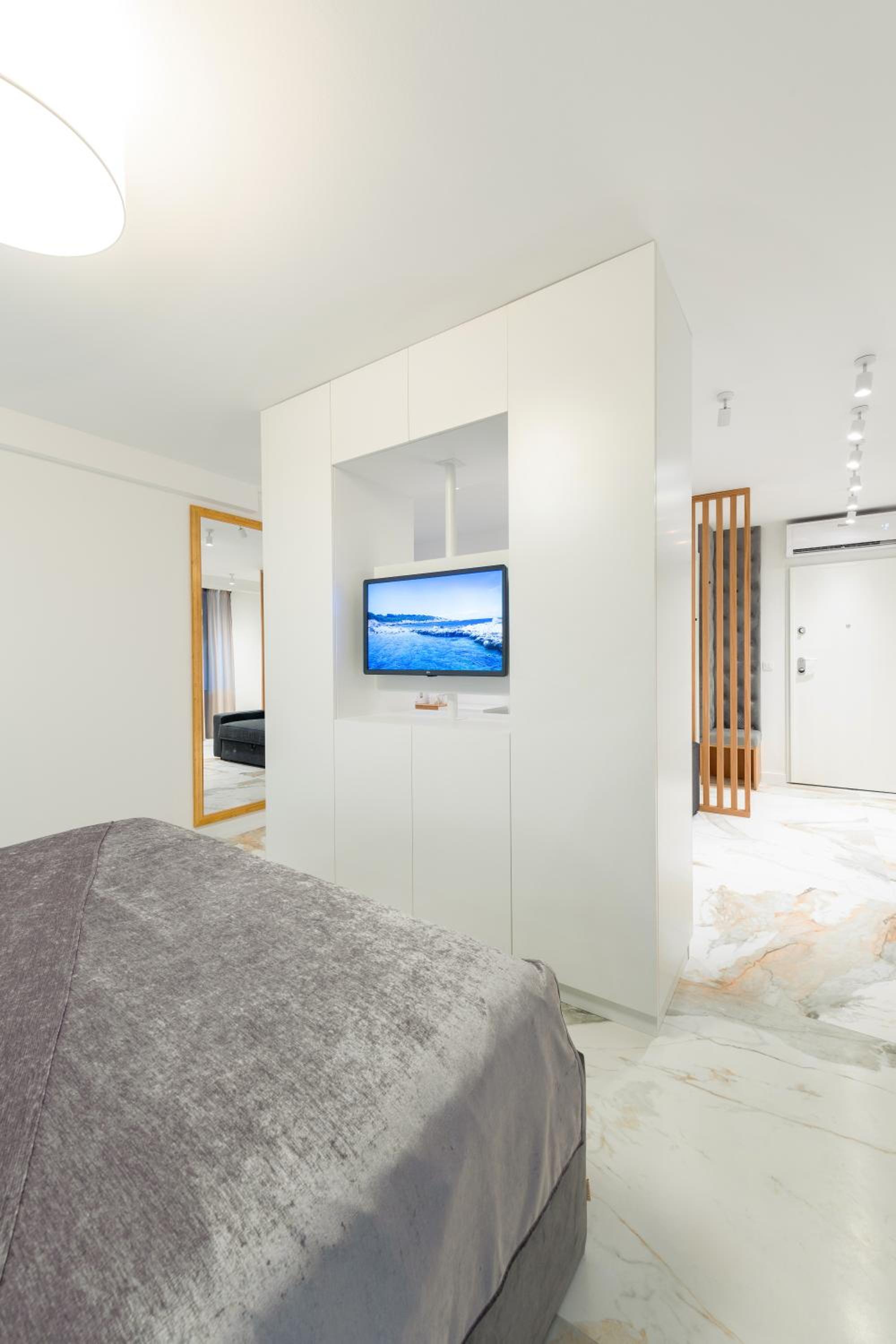Deluxe King Room - Photo 7